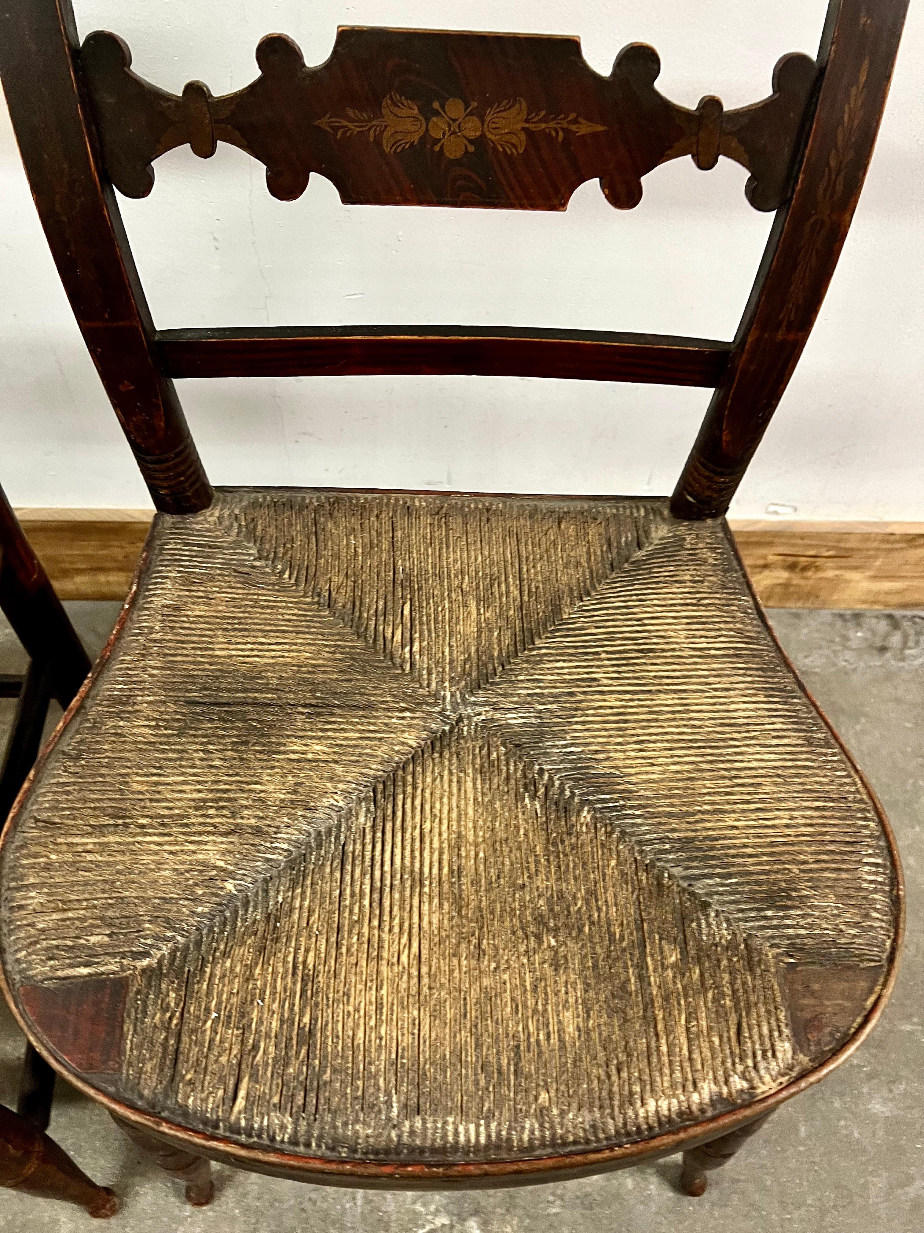 Ein Paar Stühle im Hitchcock-Stil aus Neuengland mit geflochtenen Binsen-Sitzen im Angebot 1