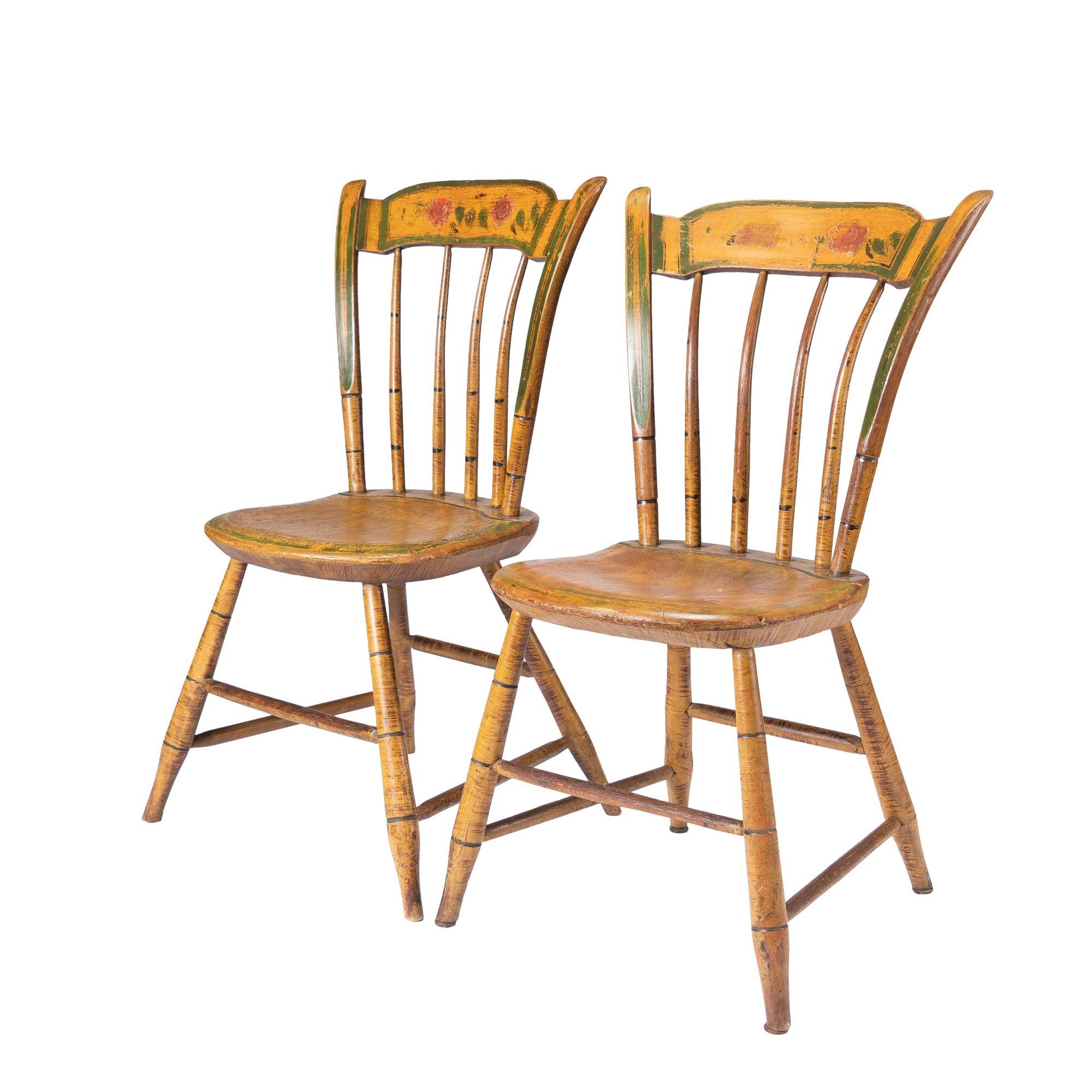Coppia di poltroncine Windsor con seduta a listelli e schienale a pollice, con decorazione originale in vernice. Le sedie sono sostenute da quattro gambe strombate tornite in bambù e unite da barelle scatolate tornite. Lo schienale a fuso sostiene