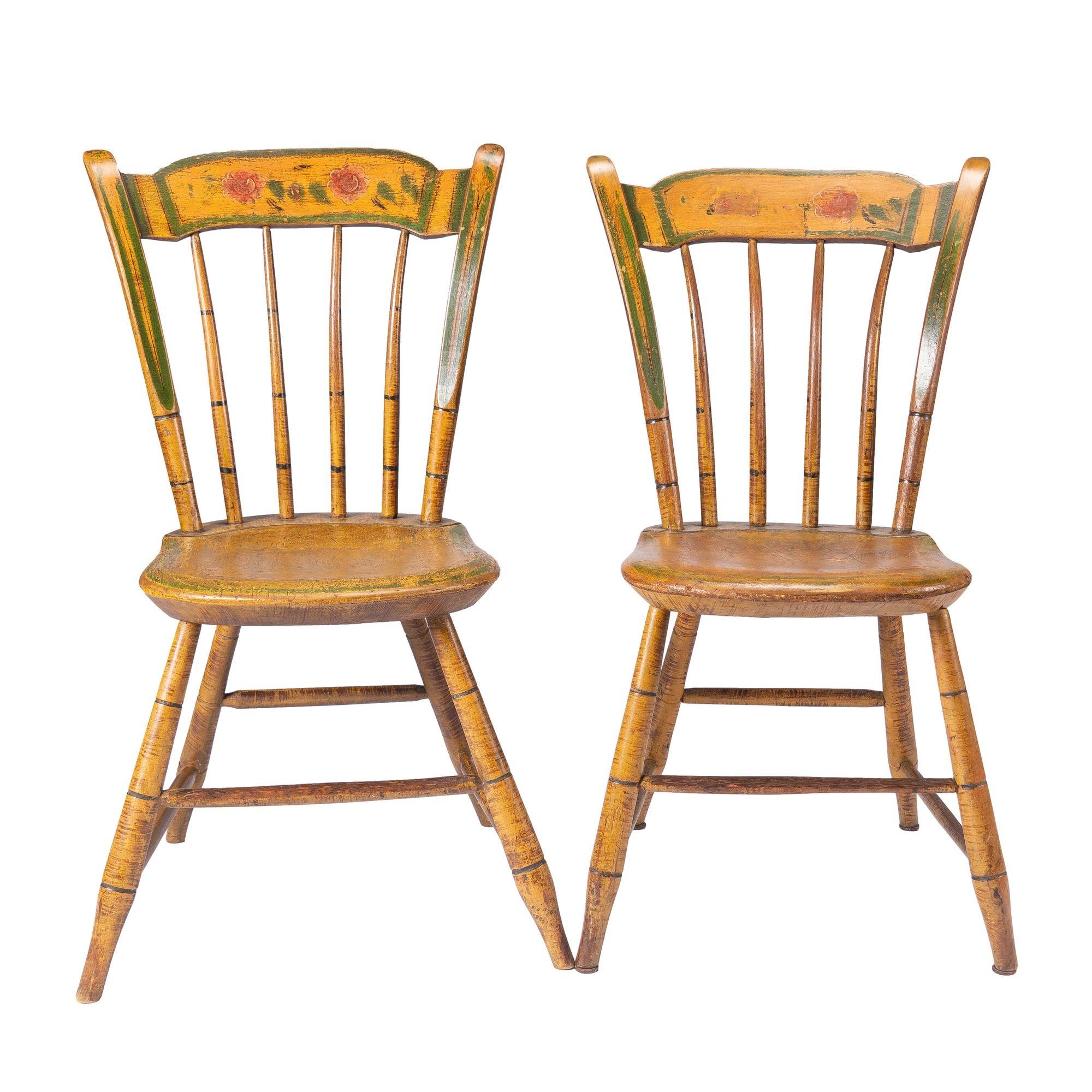 Américain Paire de chaises d'appoint Windsor peintes de la Nouvelle-Angleterre, 1830-40 en vente