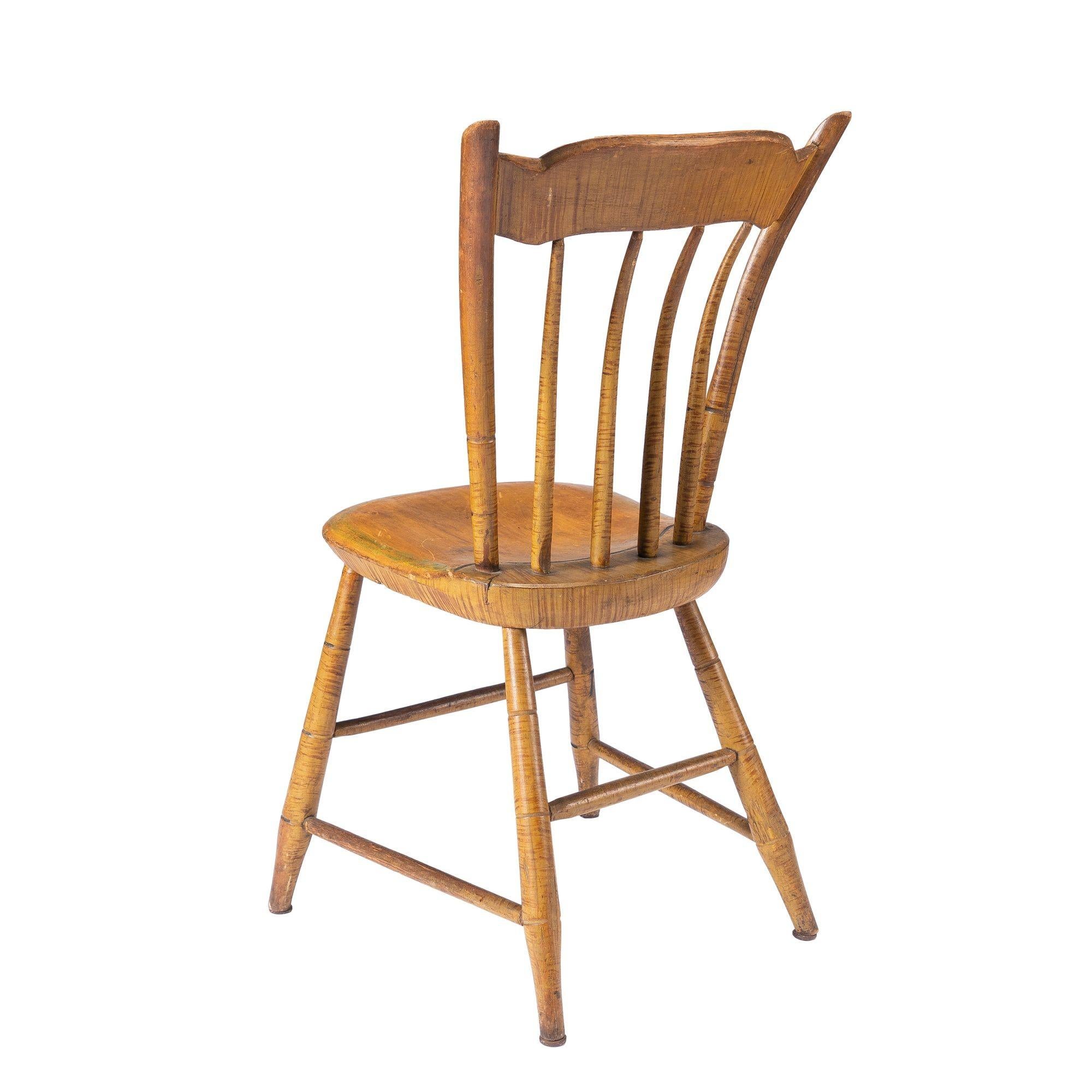 Bois Paire de chaises d'appoint Windsor peintes de la Nouvelle-Angleterre, 1830-40 en vente
