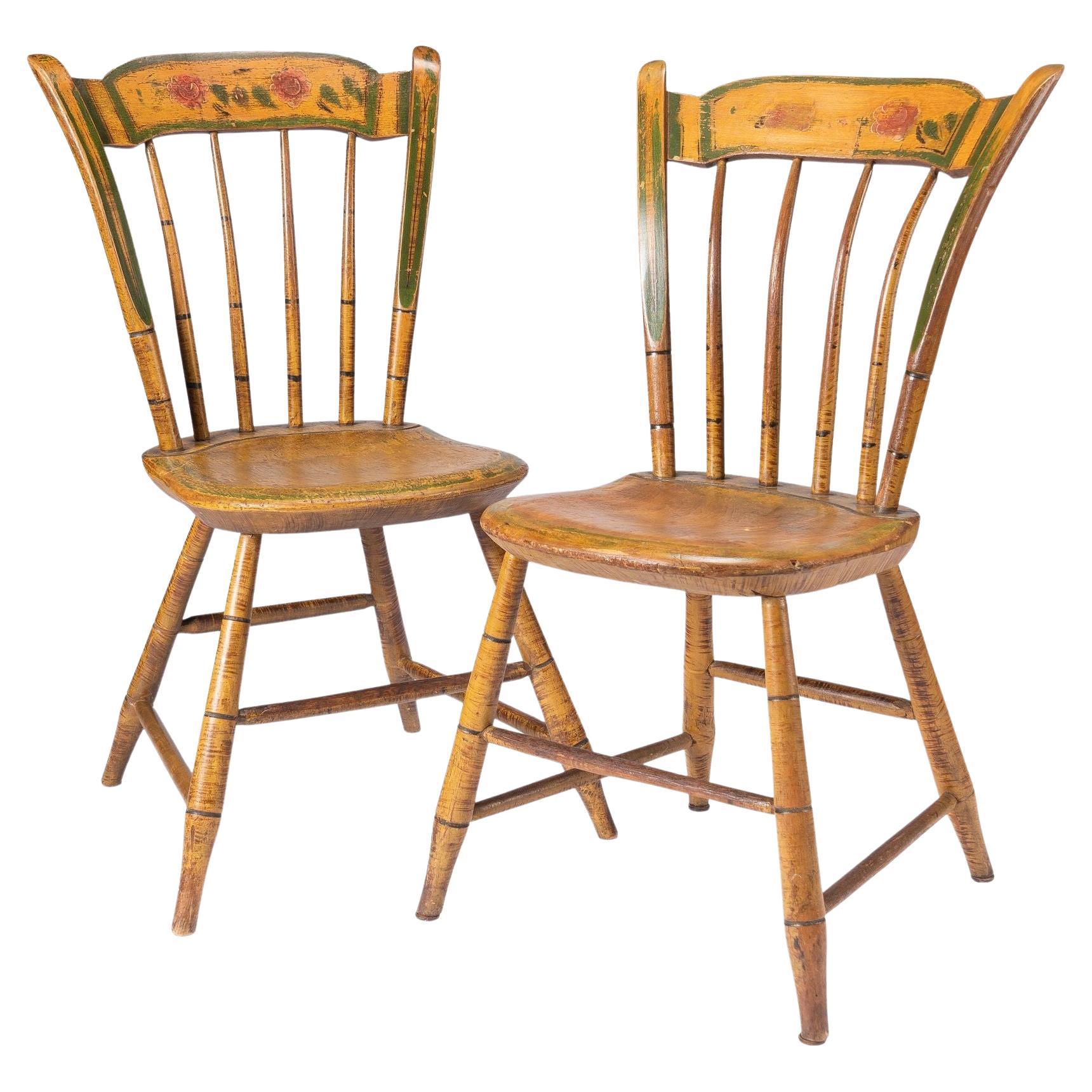 Paire de chaises d'appoint Windsor peintes de la Nouvelle-Angleterre, 1830-40 en vente