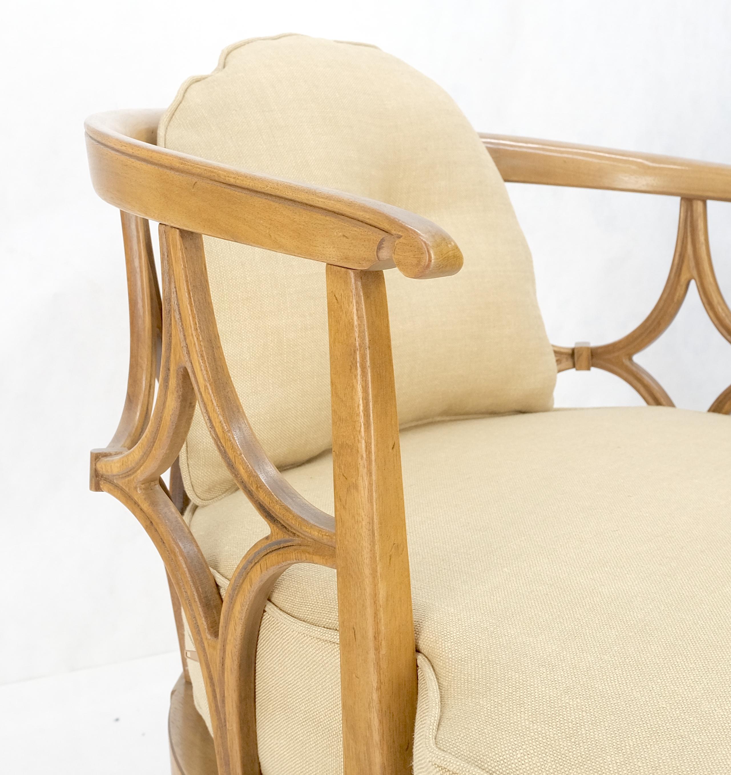Paire de chaises de salon neuves en lin massif teinté or avec dossier en tonneau et accoudoirs MINT !