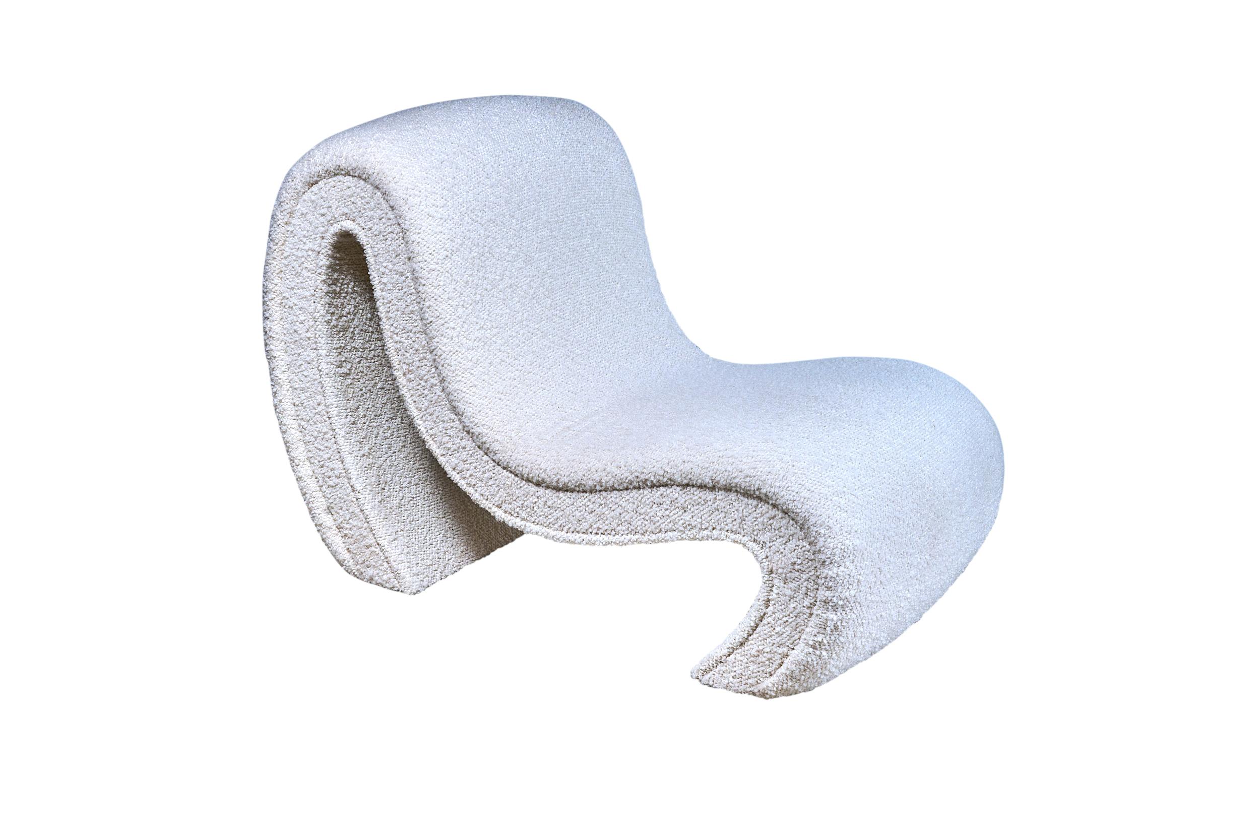Paire de chaises tapissées italiennes de fabrication récente, en bouclette fraîche et confortable. Superbe design.

