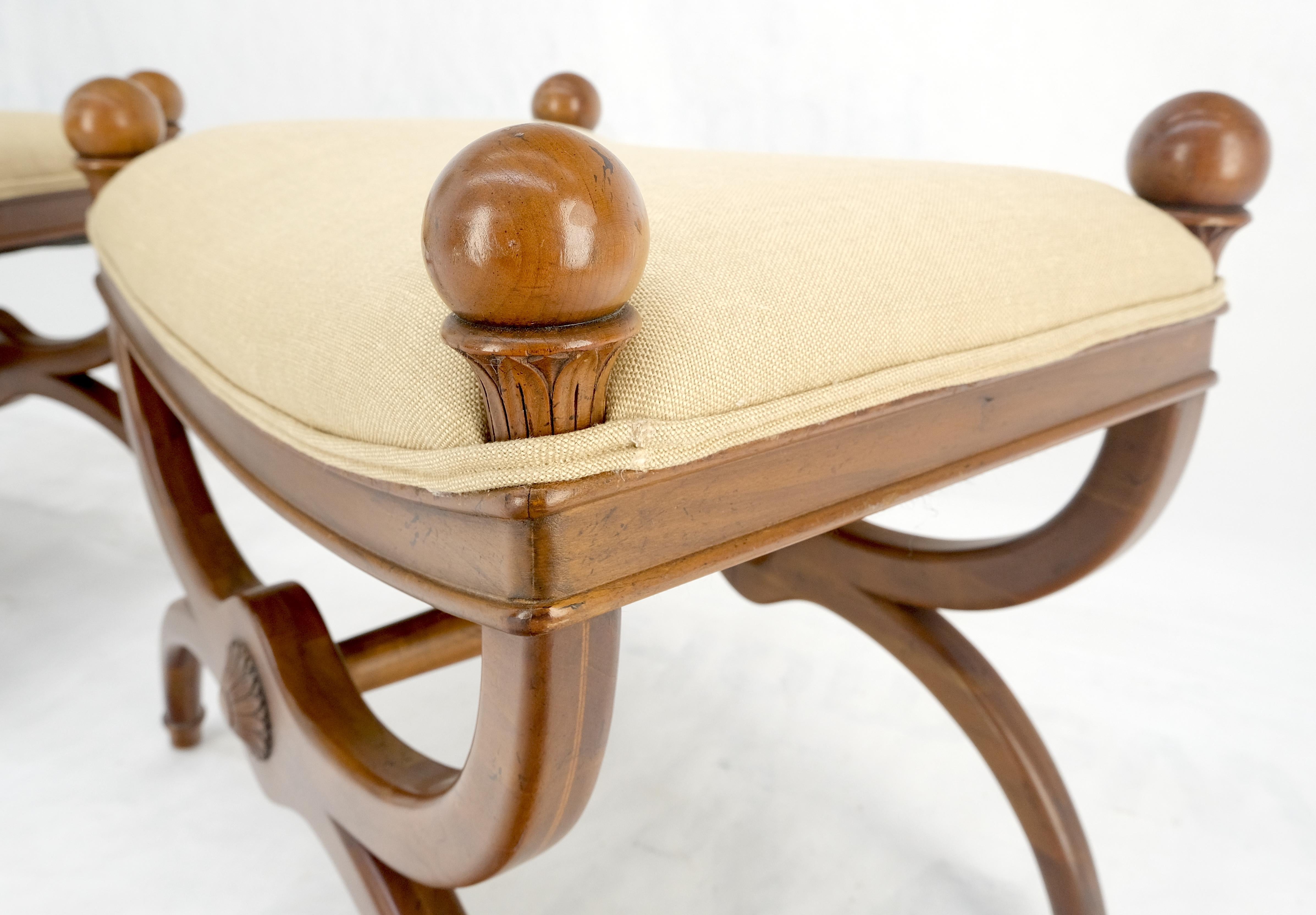 Stile impero Coppia di panche nuove con tappezzeria in lino in stile impero francese con pinne a sfera MINT! in vendita