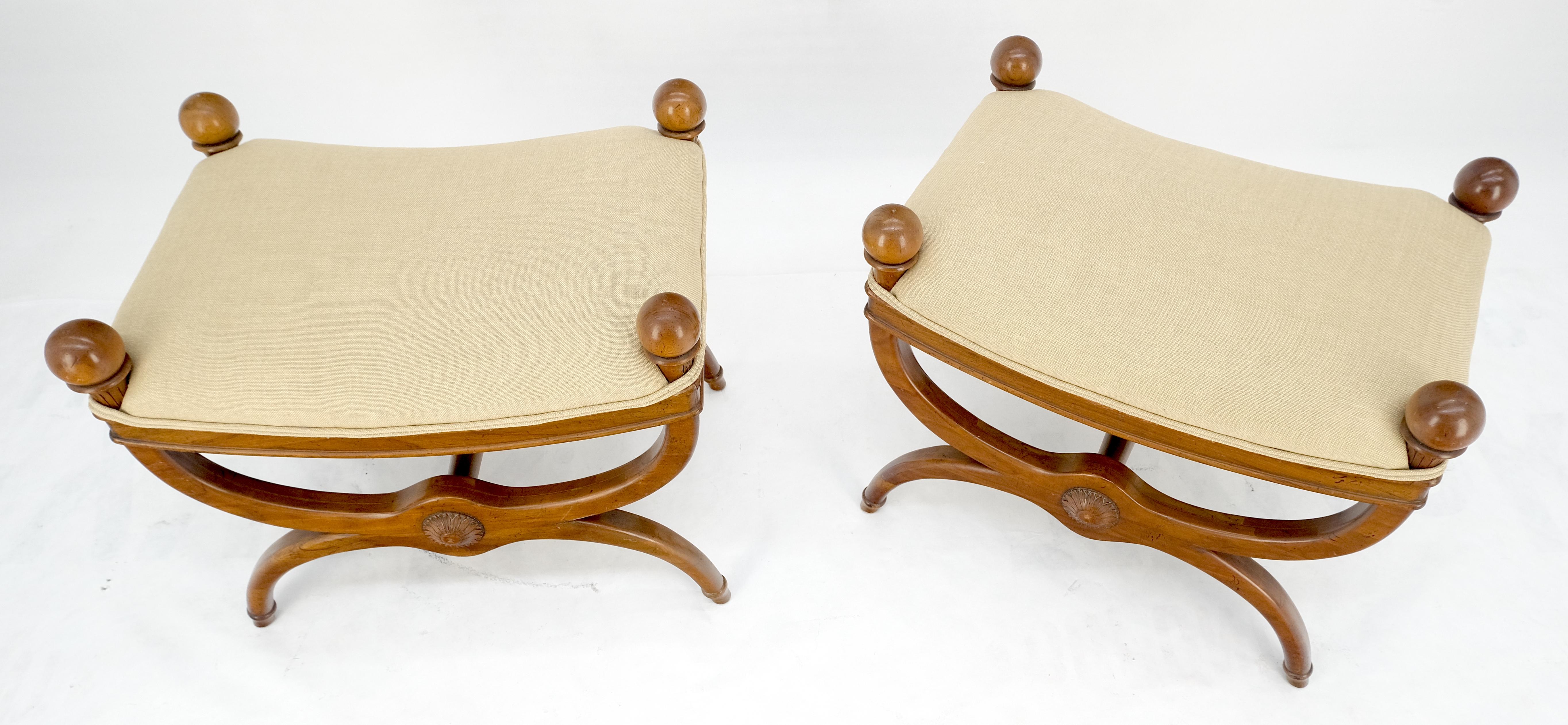 Americano Coppia di panche nuove con tappezzeria in lino in stile impero francese con pinne a sfera MINT! in vendita