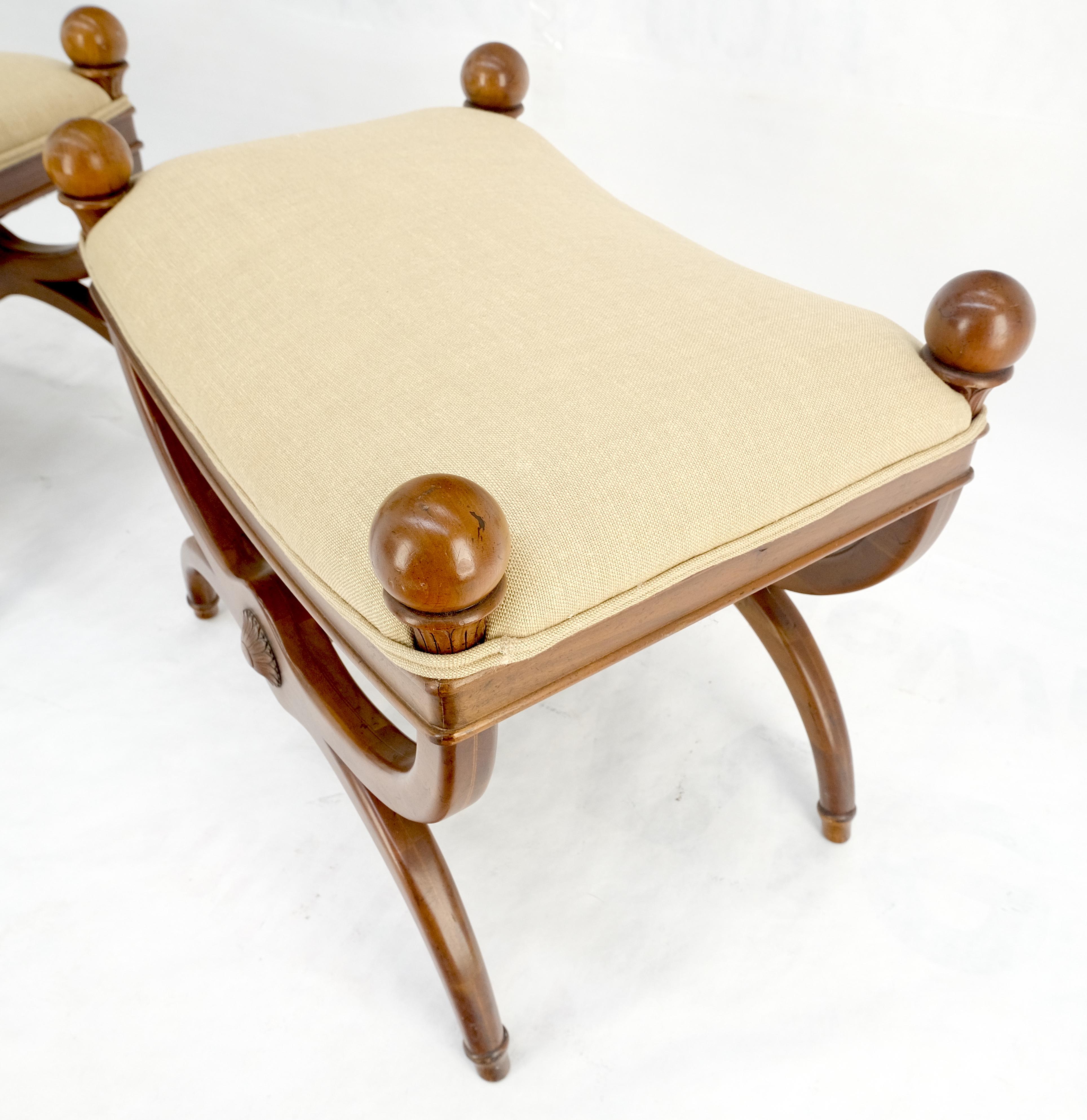 Coppia di panche nuove con tappezzeria in lino in stile impero francese con pinne a sfera MINT! in vendita 1