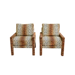 Paire de nouvelles chaises Parsons de style Milo Baughman en velours guépard de créateur