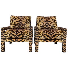 Ein Paar neue Parsons-Stühle im Stil von Milo Baughman mit Tigerstoff des Designers