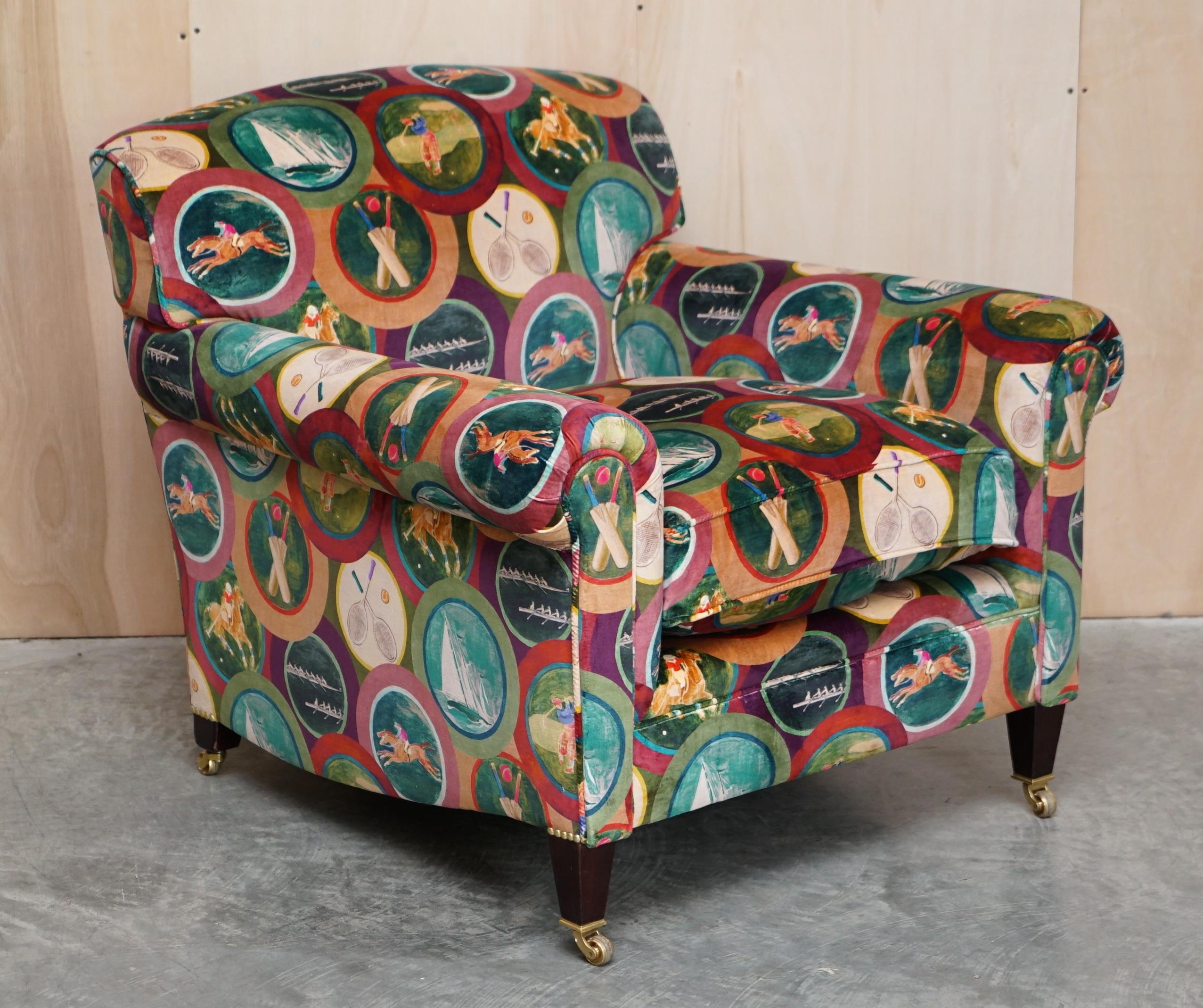 Nous sommes ravis de vous proposer cette paire unique de fauteuils super luxueux George Smith, Full Scroll Arm, recouverts d'un tout nouveau revêtement en velours de soie Mulberry Sporting Life. 

Ces chaises me sont exclusives, j'ai un canapé