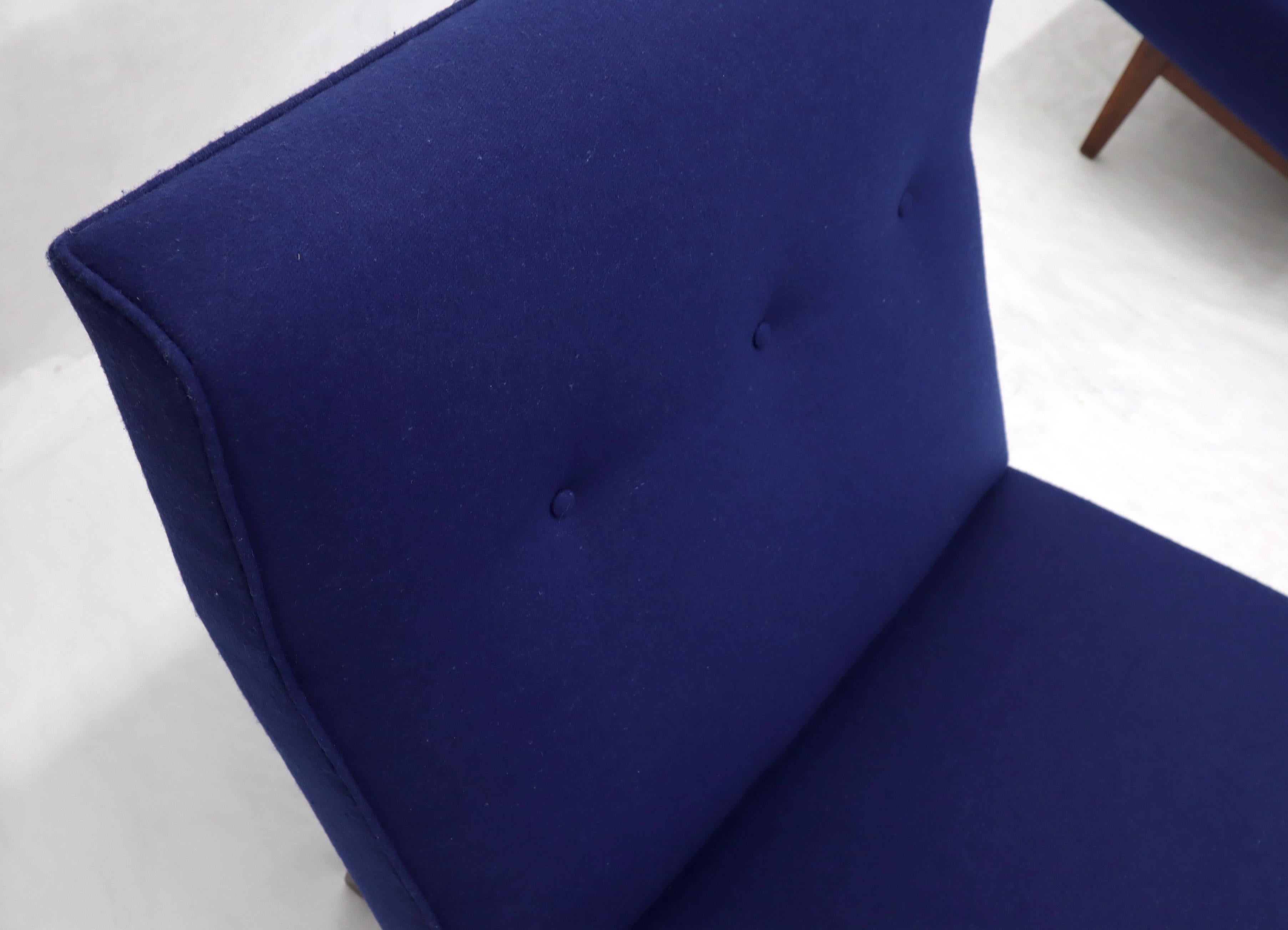 Paire de fauteuils de salon en laine bleu marine neufs tapissés de laine en vente 2