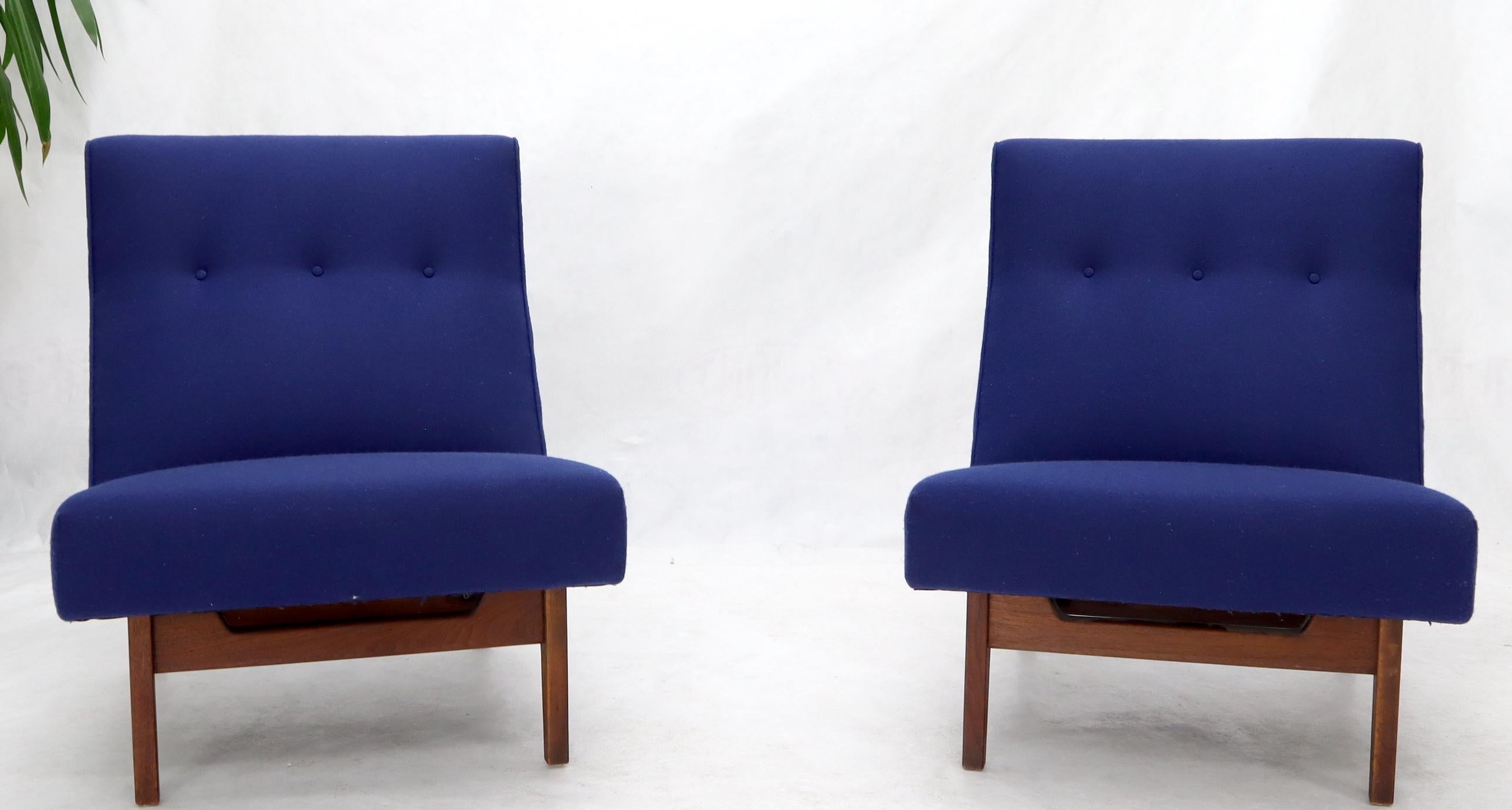 Américain Paire de fauteuils de salon en laine bleu marine neufs tapissés de laine en vente