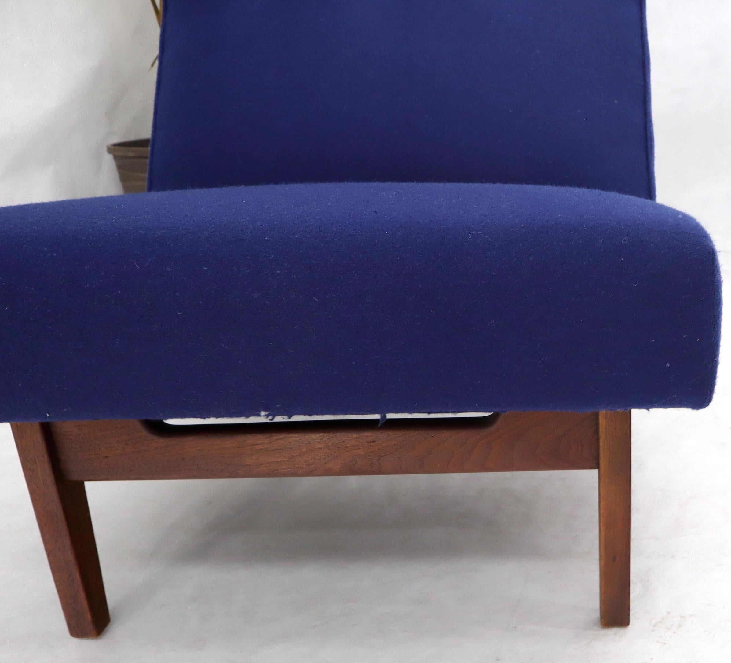 Paire de fauteuils de salon en laine bleu marine neufs tapissés de laine en vente 1