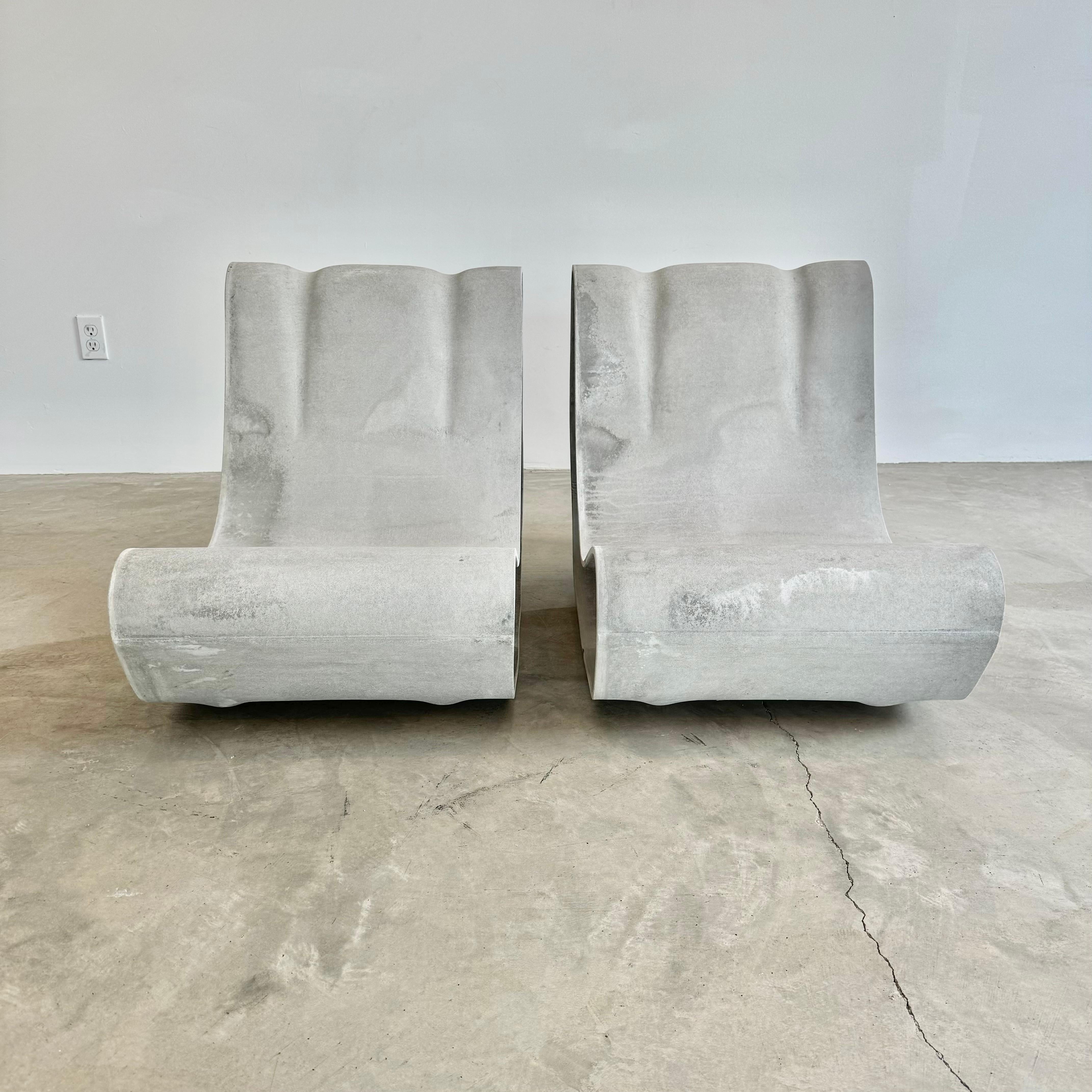 Fantastique paire de chaises en ciment du designer suisse Willy Guhl pour Eternit. Chaises de nouvelle production fabriquées à la main en Suisse. Un léger vieillissement et une patine donnent à ces chaises tous les avantages d'être neuves et solides