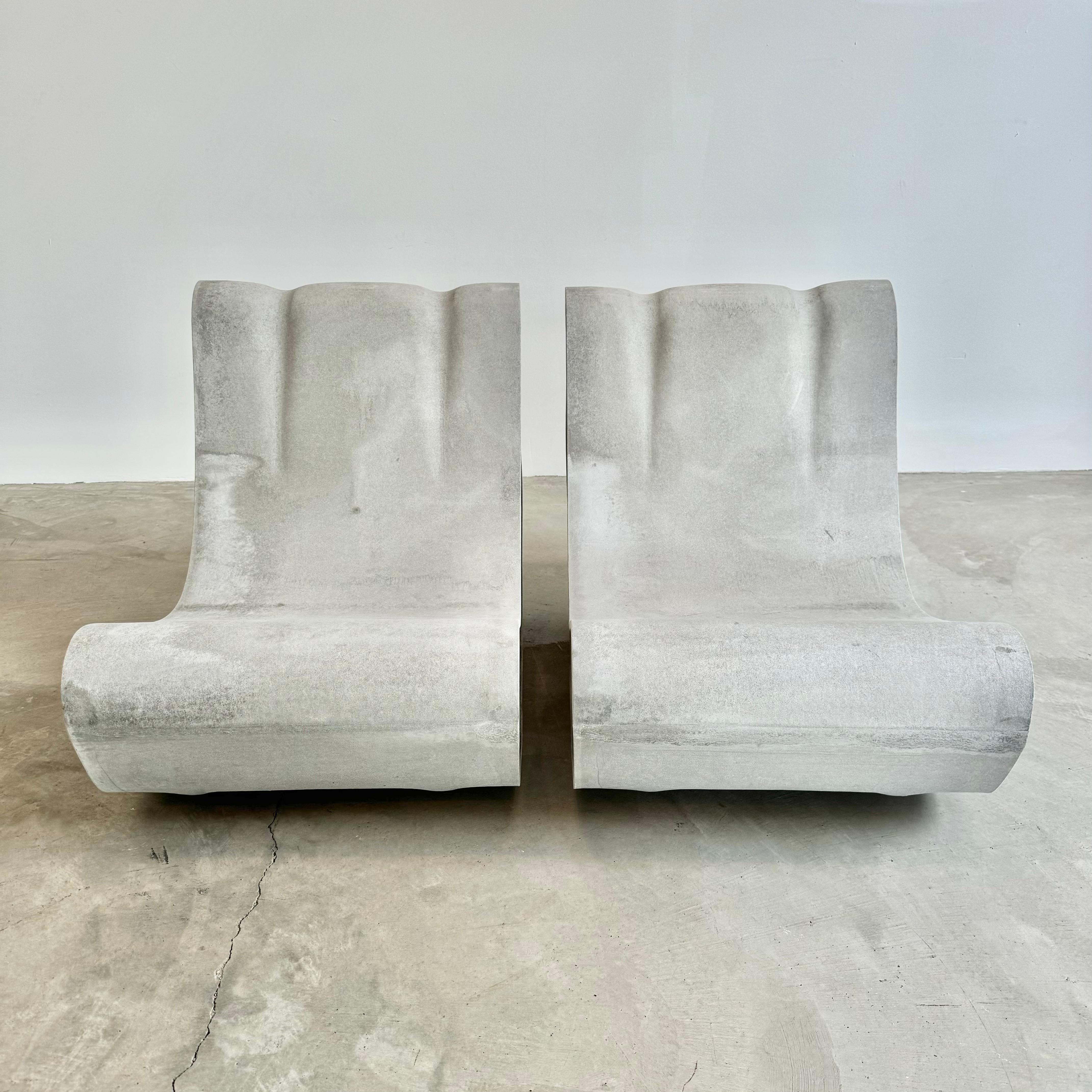 Fantastica coppia di sedie in cemento del designer svizzero Willy Guhl per Eternit. Sedie di nuova produzione realizzate a mano in Svizzera. Il leggero invecchiamento e la patina conferiscono a queste sedie tutti i vantaggi di essere nuove e solide,