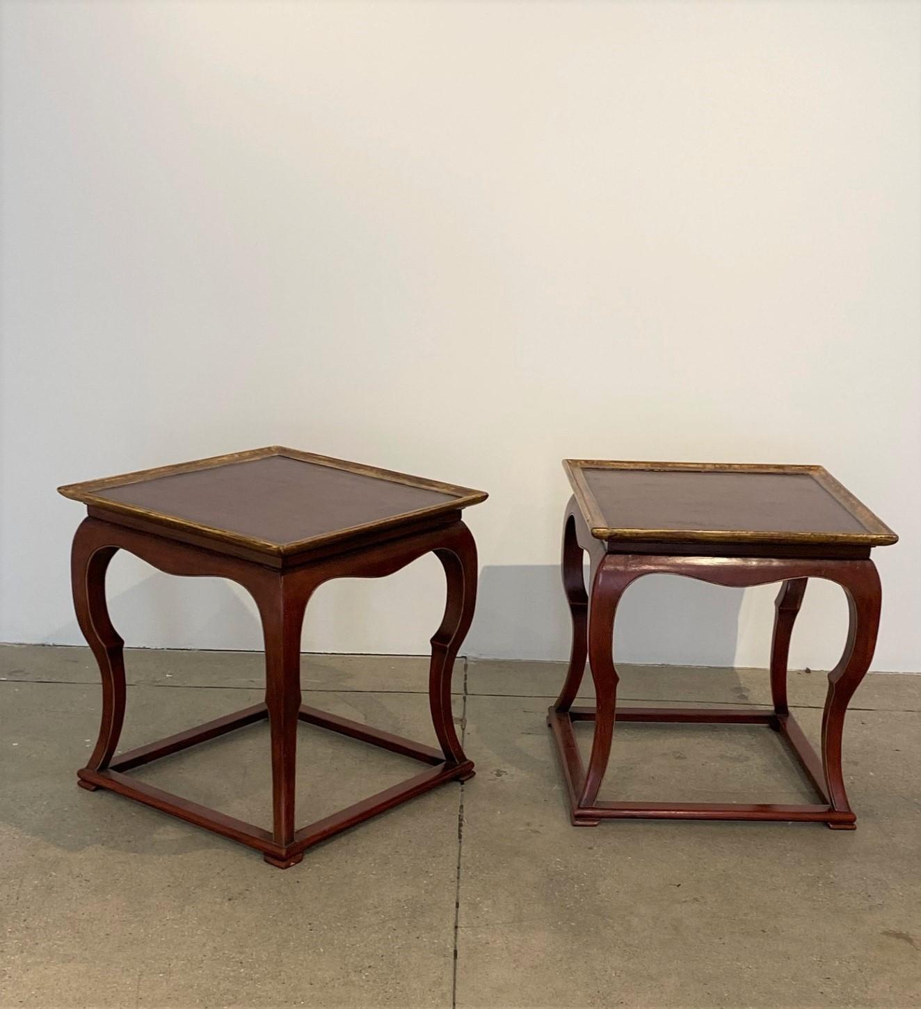 Ein Paar rot lackierte, quadratische, niedrige chinesische Tische mit vergoldeten Details (Holz) im Angebot