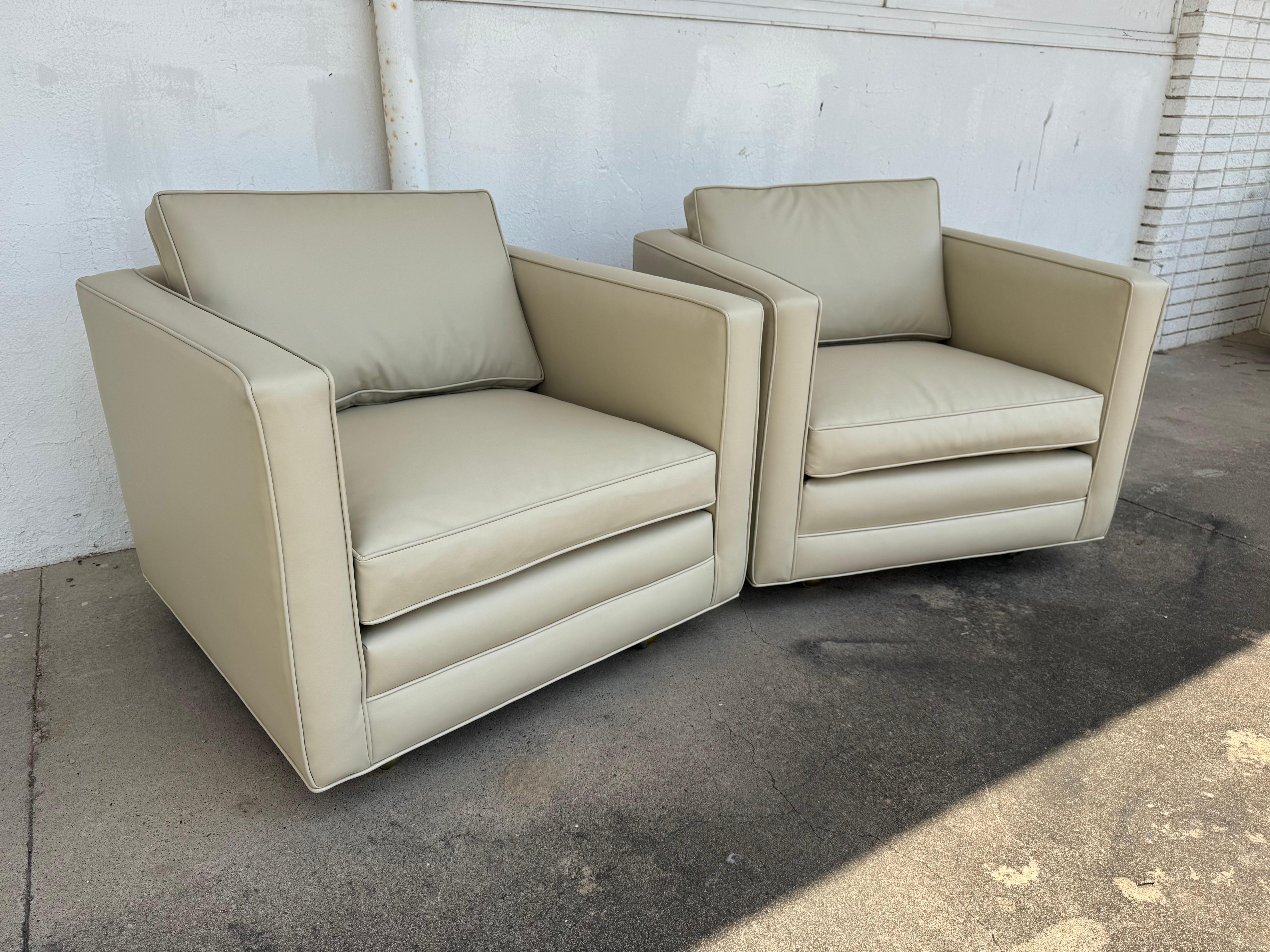 This is an even arm Tuxedo lounge chairs by Dunbar Furniture.
It has 3 cushioned seats and is on casters for easy movability.
It has be newly reupholstered in a rich off white Ultra Fabric.
 
We also have a matching sofa and lounge chairs. 