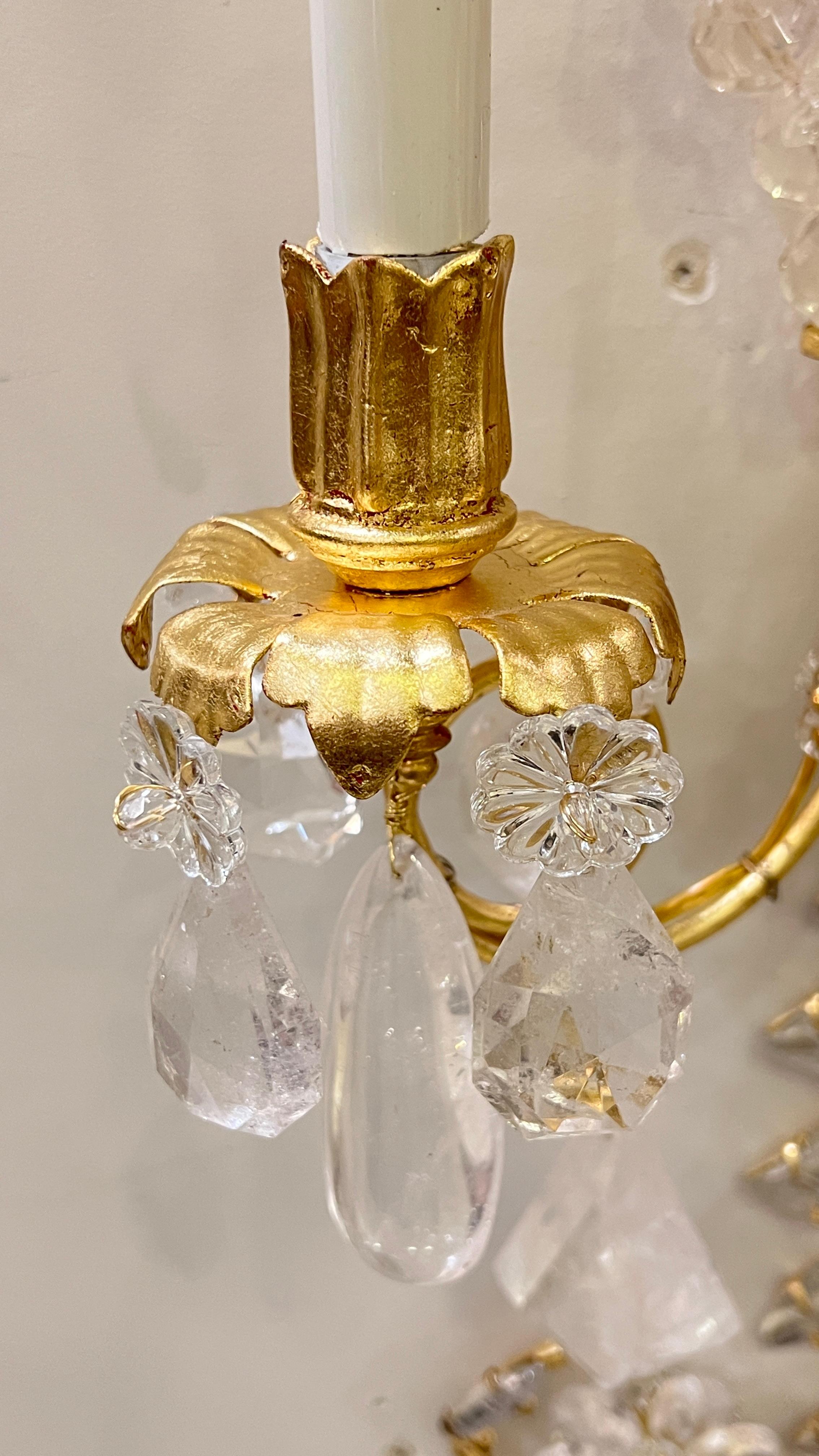 Coppia di nuove applique in stile Belle Epoque realizzate in metallo dorato e cristallo di rocca con pendenti sfaccettati, gocce a forma di cabuchon, foglie, petali di fiori e un fiore di quarzo color viola al centro.  29 per 13 3/4 per 5 1/4
