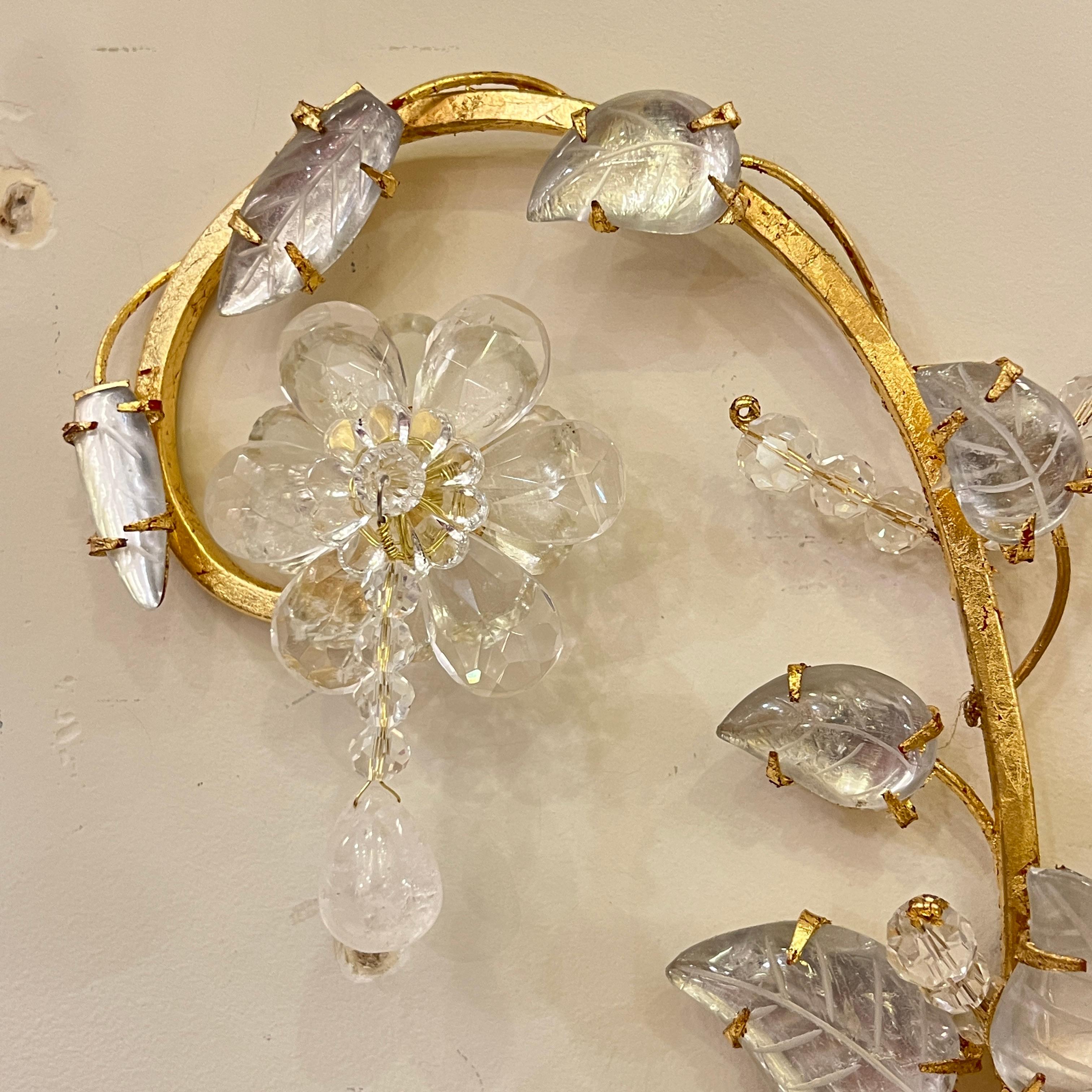Belle Époque Coppia di applique a 2 luci in cristallo di New Rock e metallo dorato in vendita