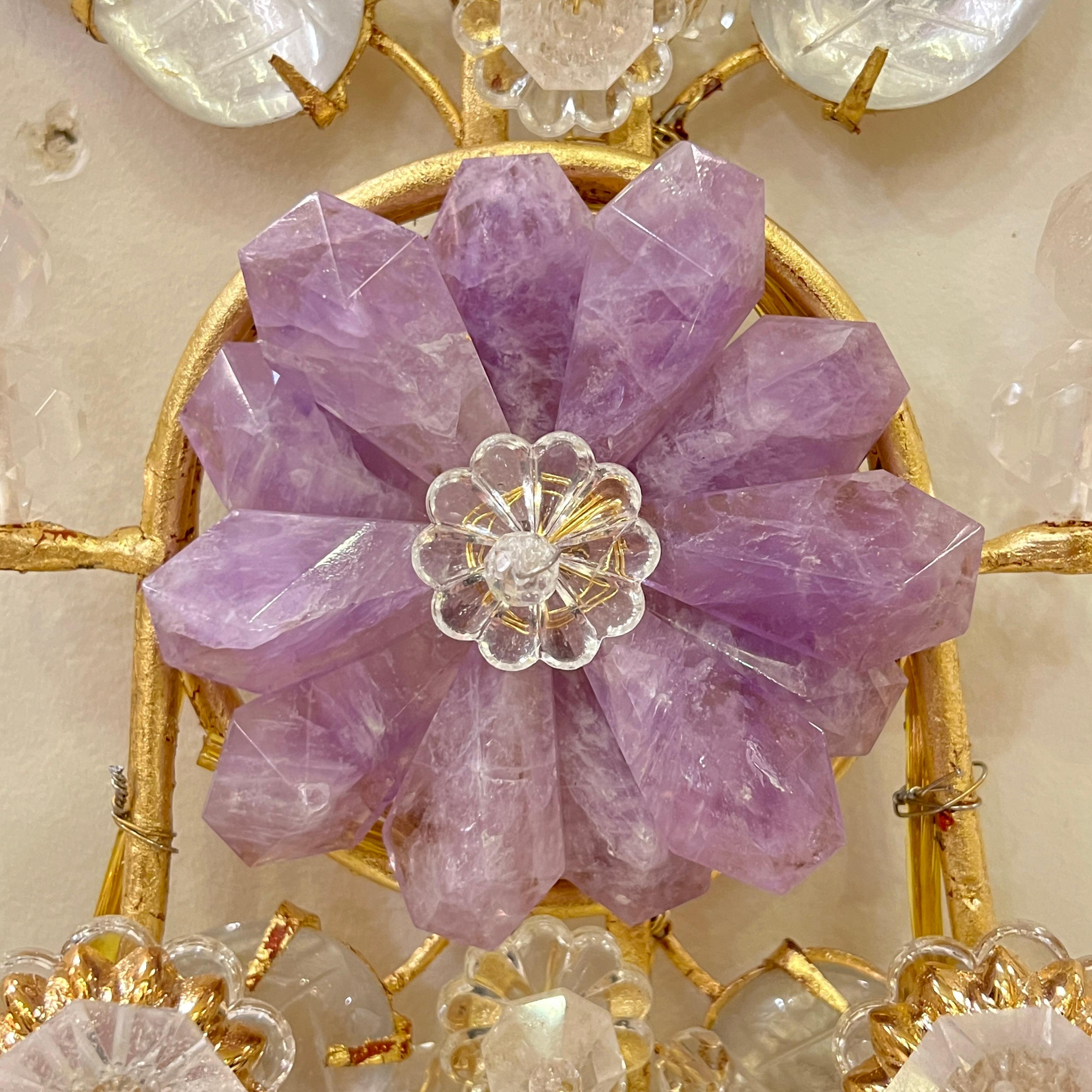 Dorato Coppia di applique a 2 luci in cristallo di New Rock e metallo dorato in vendita
