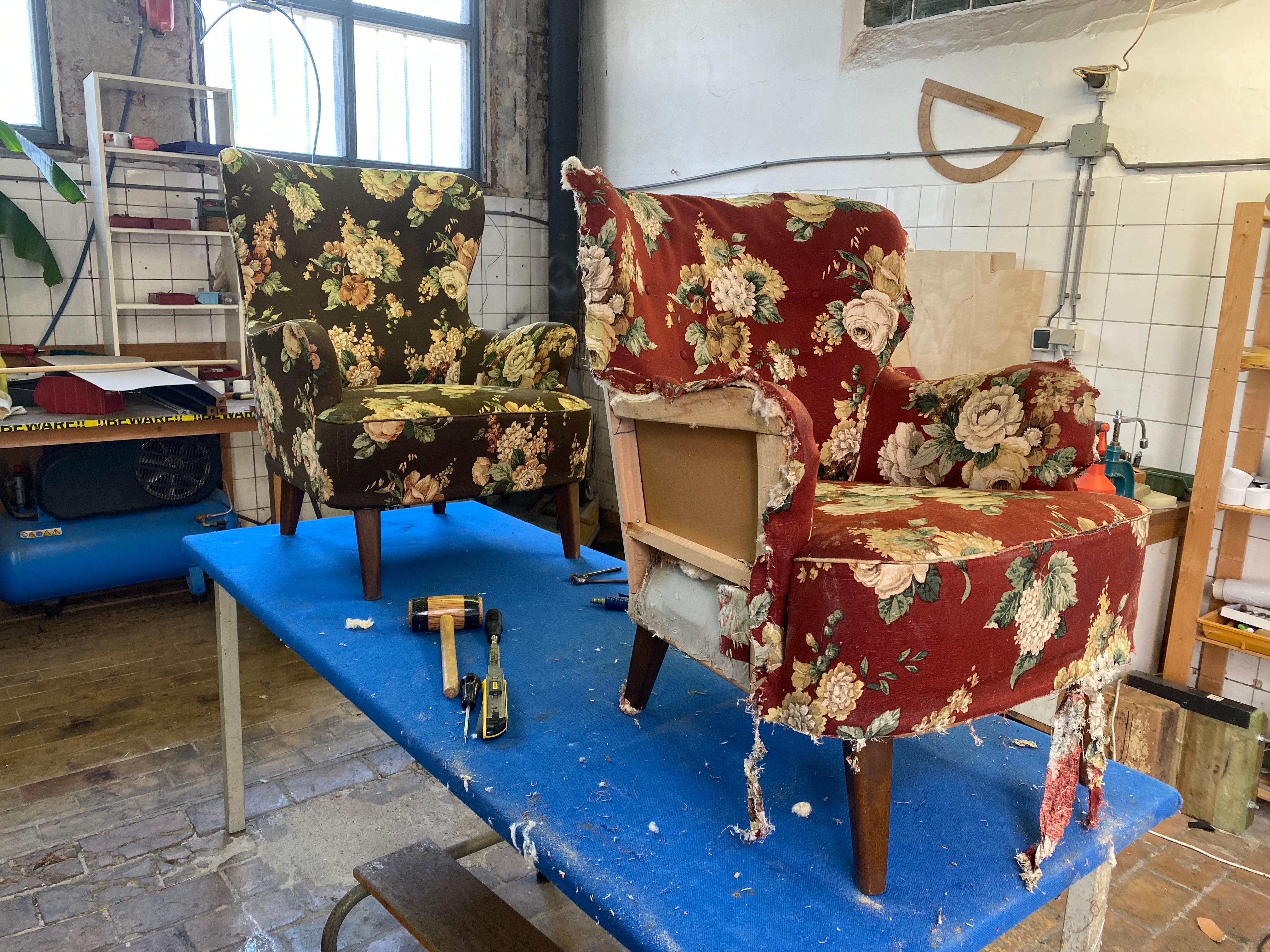 Paire de fauteuils de salon rembourrés neufs de Theo Ruth pour Artifort, années 1950  en vente 7