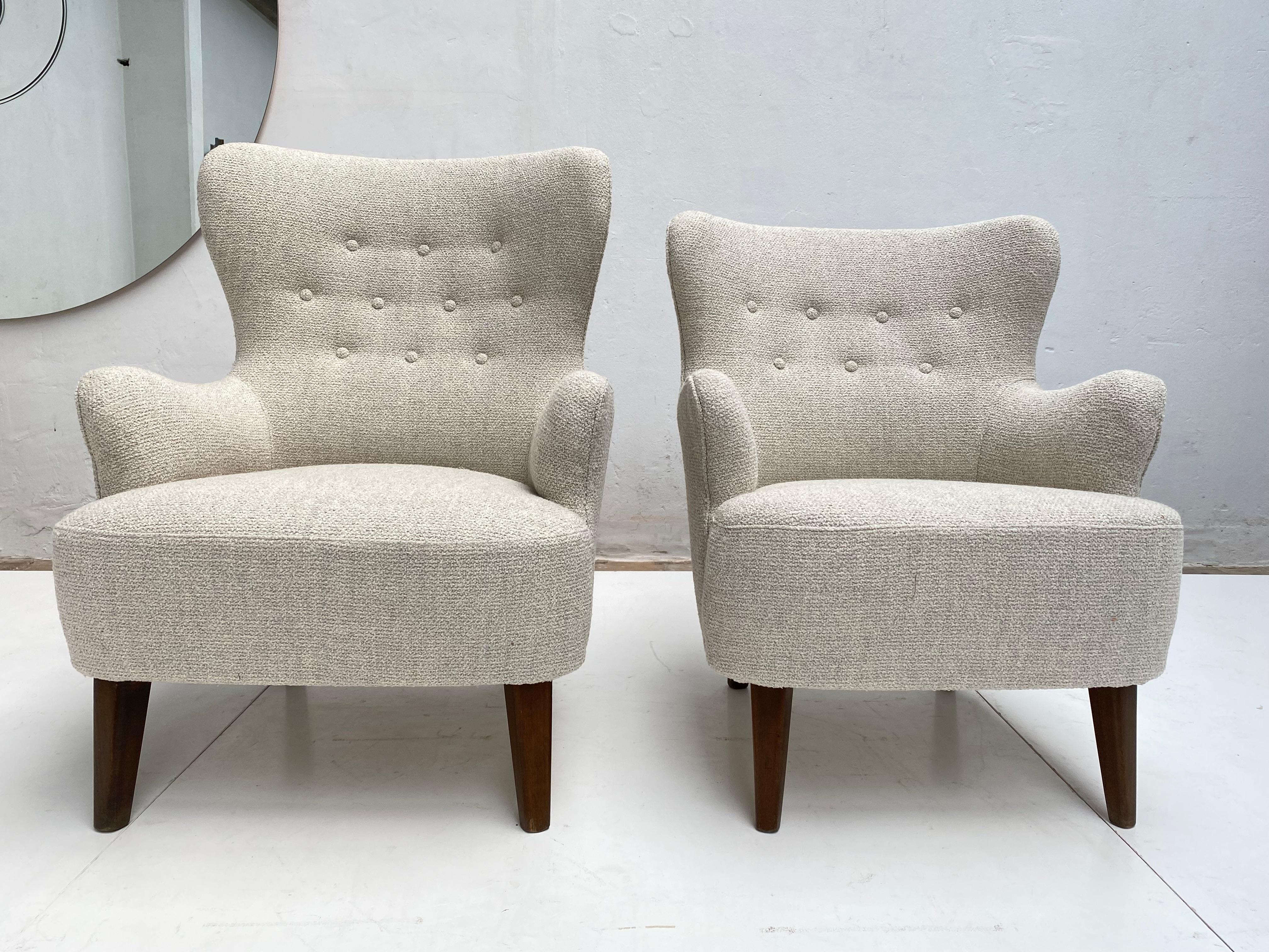Pair of nicely curved wingback chairs in a senior and lady version by Dutch designer Their Ruth for Artifort manufactured in the 1950's

Photo's of the complete classic reupholstery proces are featured in this listing showing the craftsmanship we