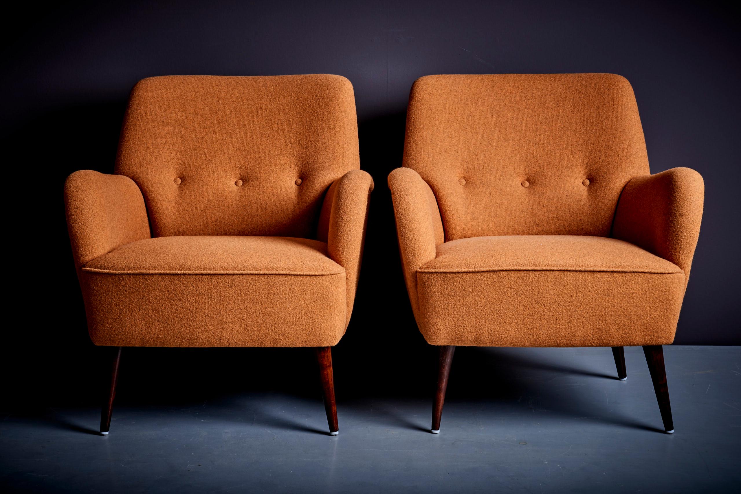 Pair of newly upholstered Lounge Chairs in ochre, 1950s  For Sale 1