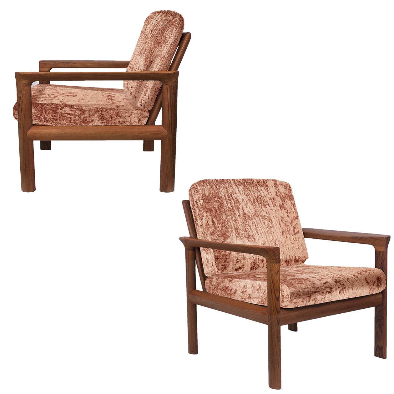Cette paire de chaises longues a été conçue par Sven Ellekaer pour Komfort, au Danemark, dans les années 1960. 
Il se caractérise par un magnifique cadre en teck massif façonné, recouvert d'un nouveau velours unique et luxueux. Les chaises sont à