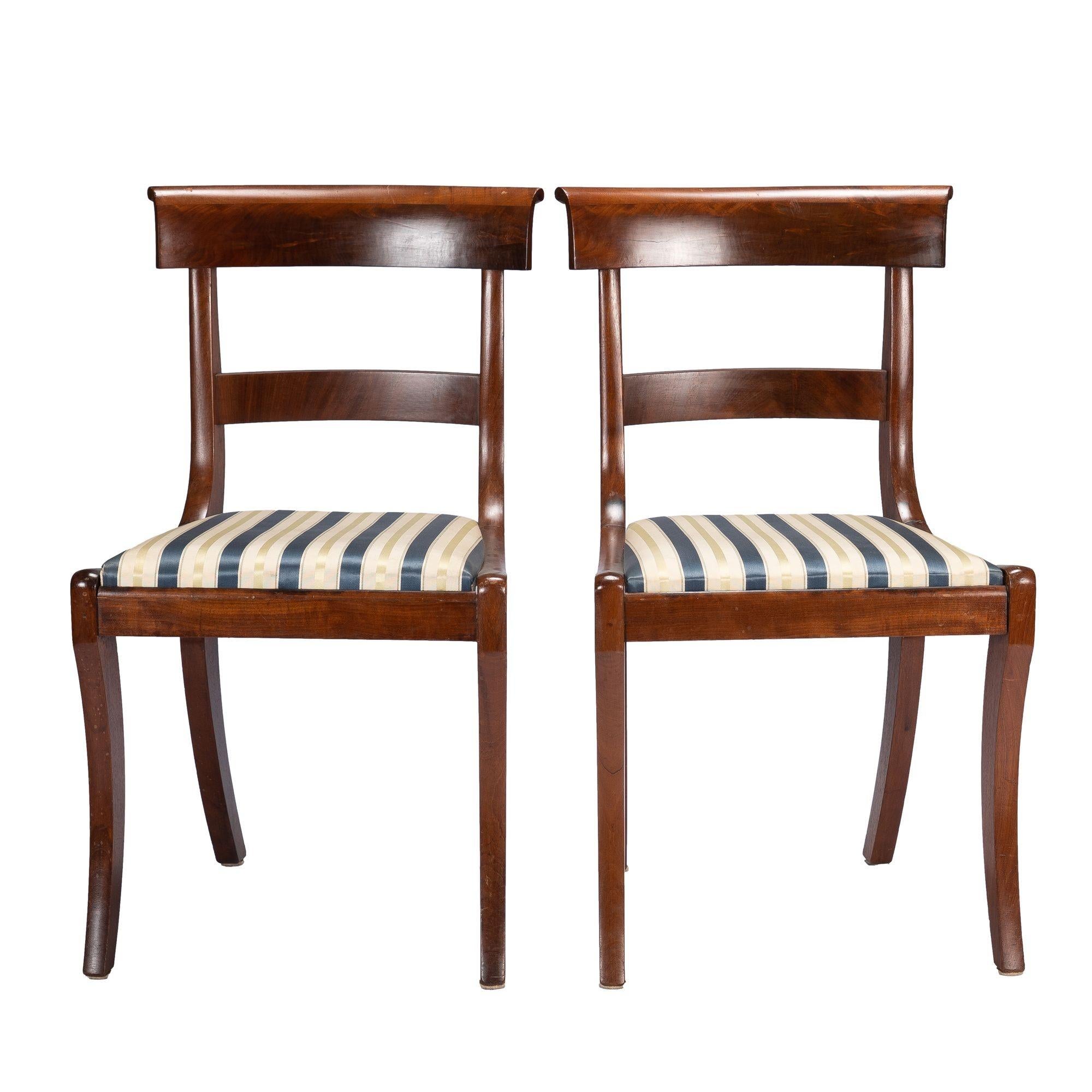 American Classical Pair of New York mahogany Klismos slip seat side chairs, 1825 For Sale