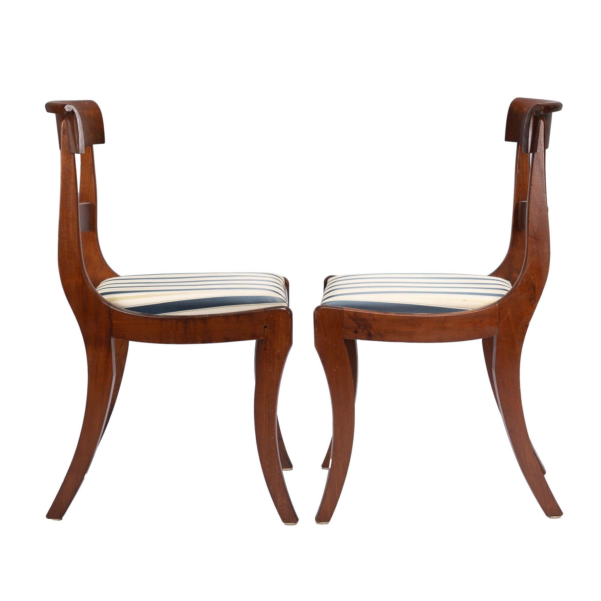 Paar New Yorker Klismos-Beistellstühle aus Mahagoni mit Schlickersitz, 1825 im Zustand „Gut“ im Angebot in Kenilworth, IL