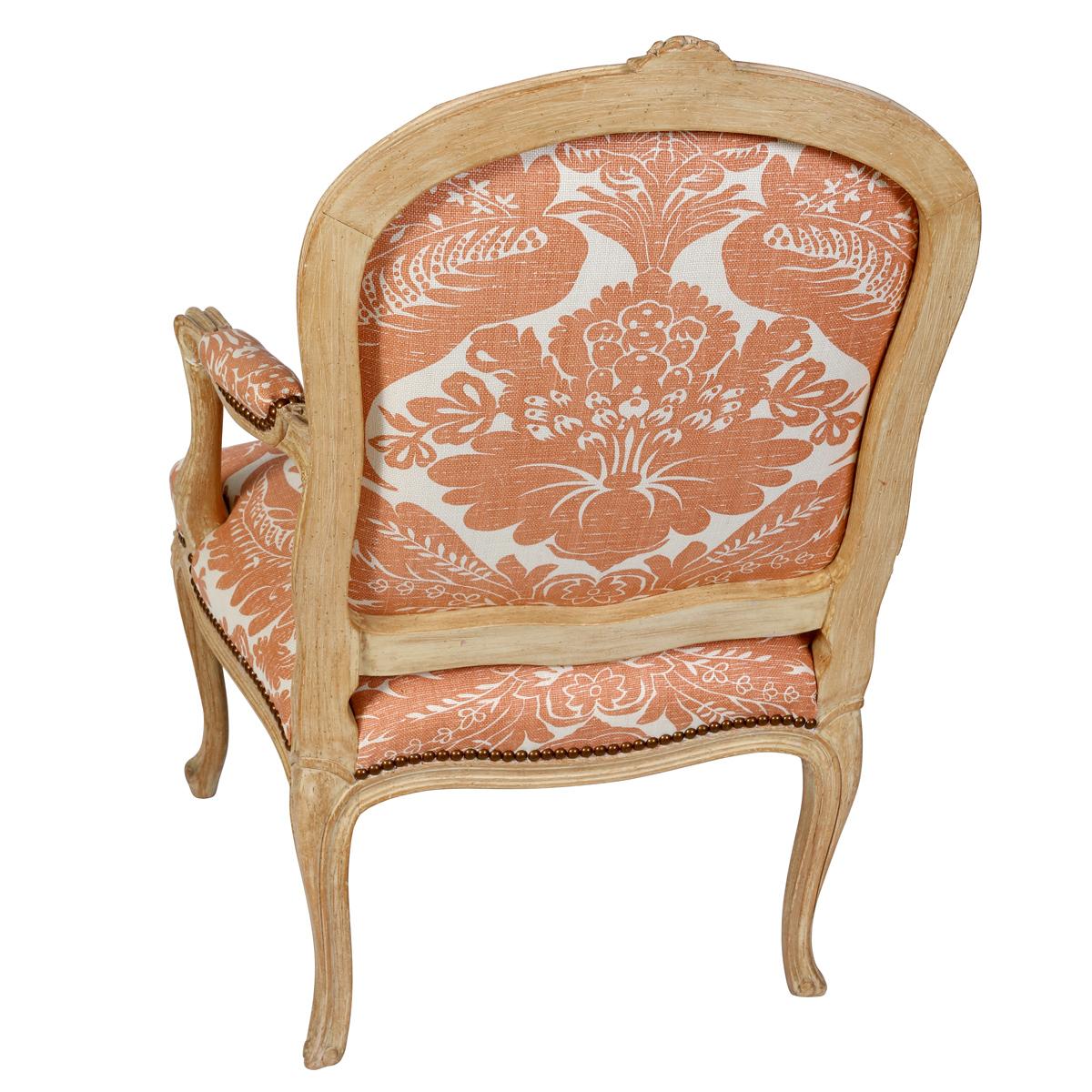 Ein Paar neu gepolsterte Louis XV.-Stühle mit Korallen- Venise-Stoff, neu gepolstert im Zustand „Gut“ in Locust Valley, NY