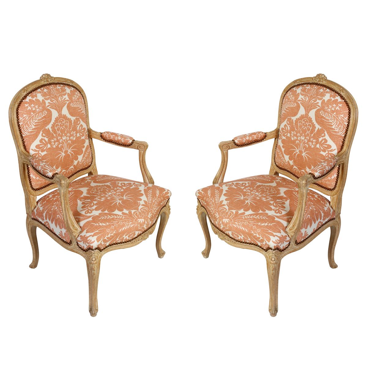 Ein Paar neu gepolsterte Louis XV.-Stühle mit Korallen- Venise-Stoff, neu gepolstert (20. Jahrhundert)