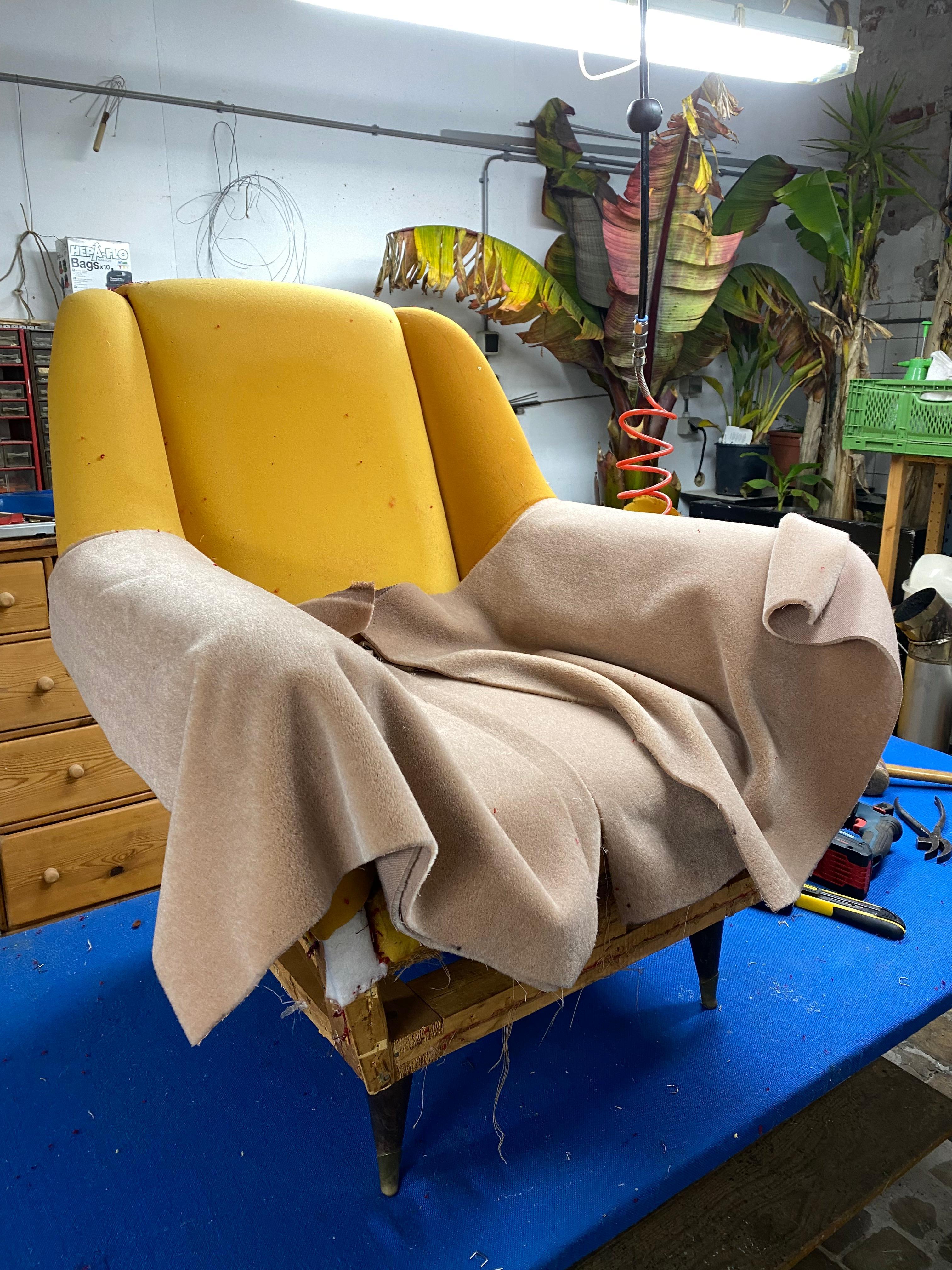 Paire de chaises longues Ponti nouvellement tapissées 100 % mohair velours « Teddy » en vente 8