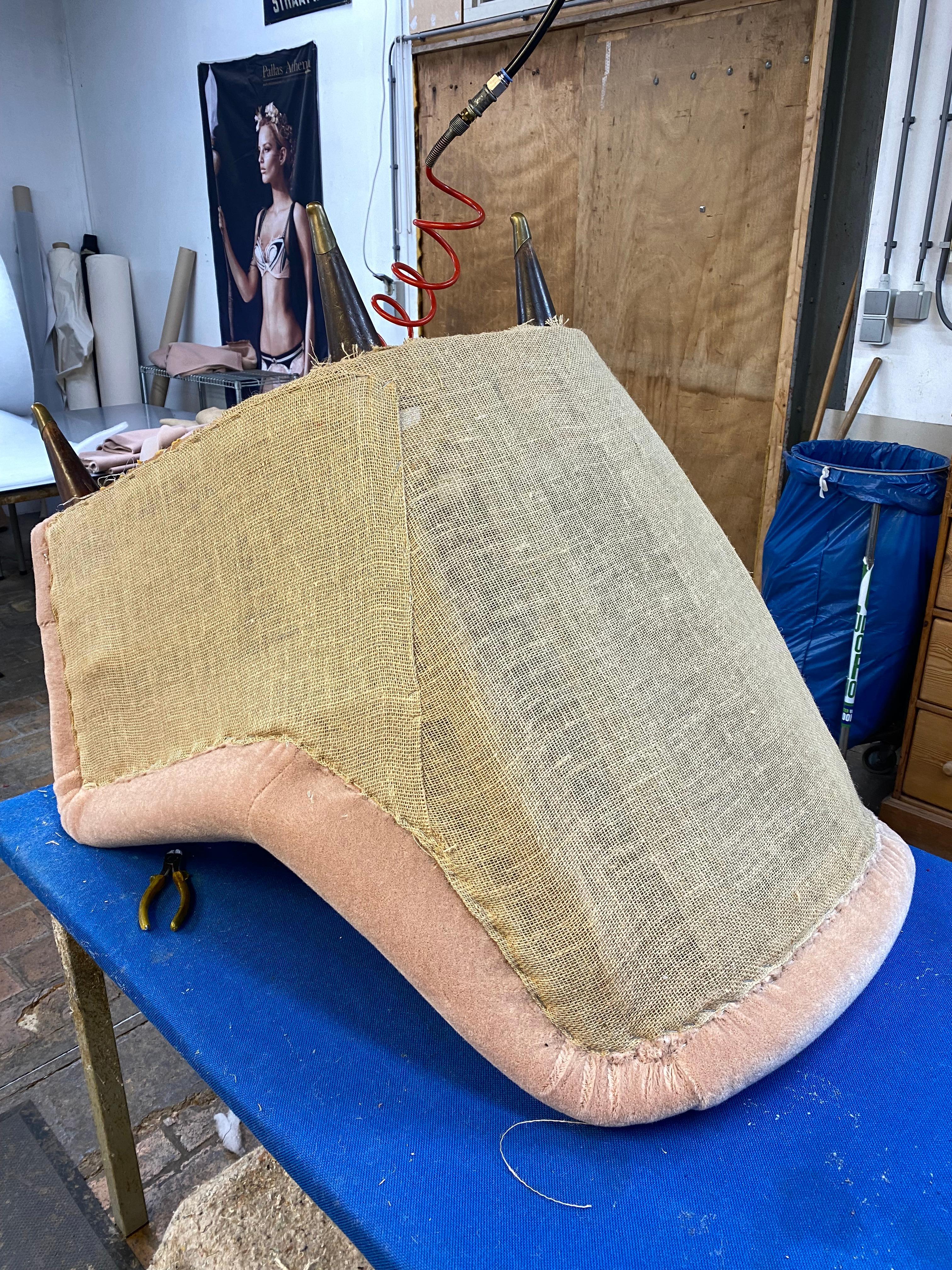 Paire de chaises longues Ponti nouvellement tapissées 100 % mohair velours « Teddy » en vente 9