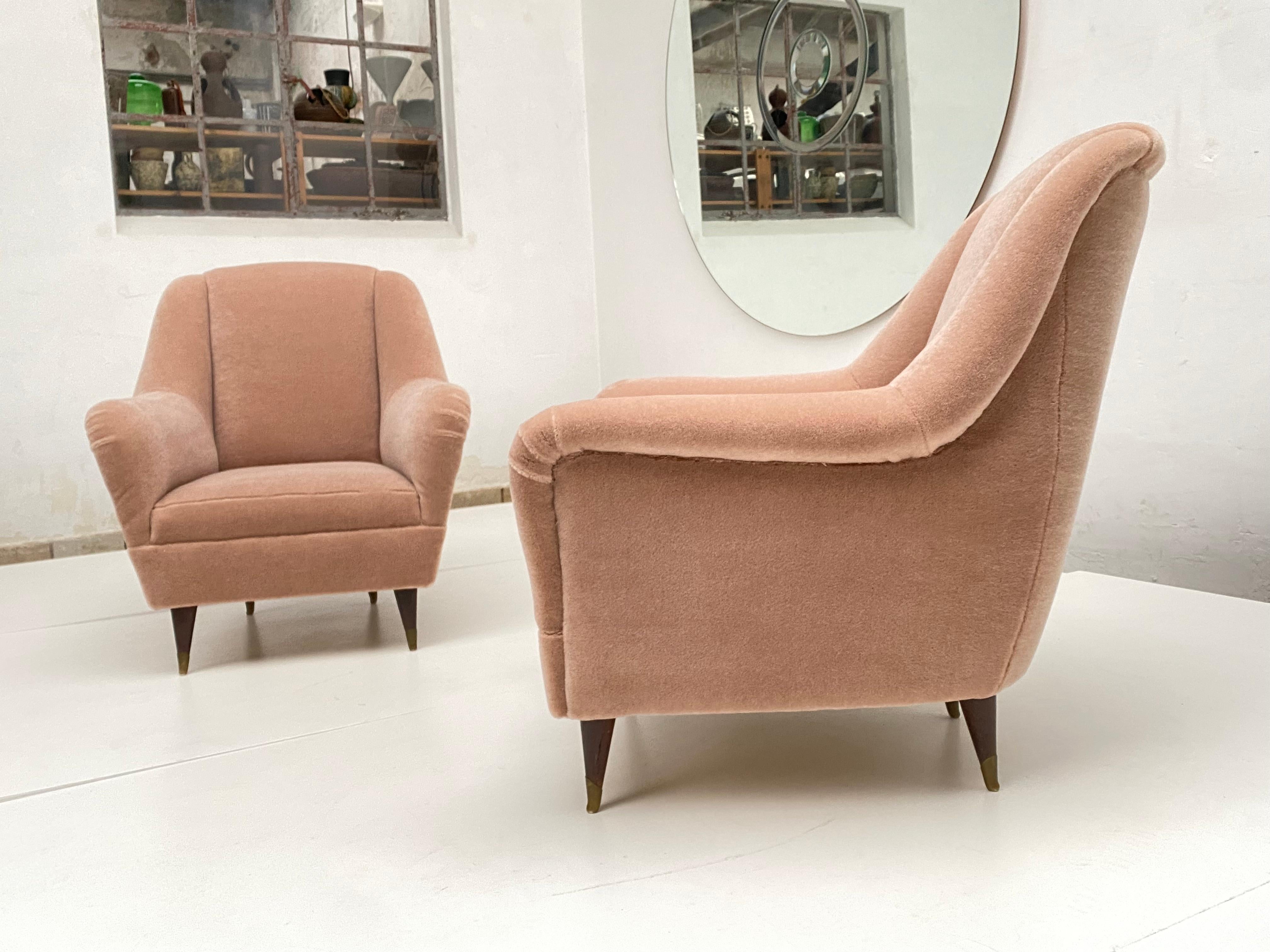 Très belle paire de chaises longues italiennes des années 1950 dans le style de Gio Ponti avec des pieds en laiton.

Achetés en Italie et entièrement restaurés aux Pays-Bas dans notre atelier de tapisserie d'ameublement. 

Les chaises ont été