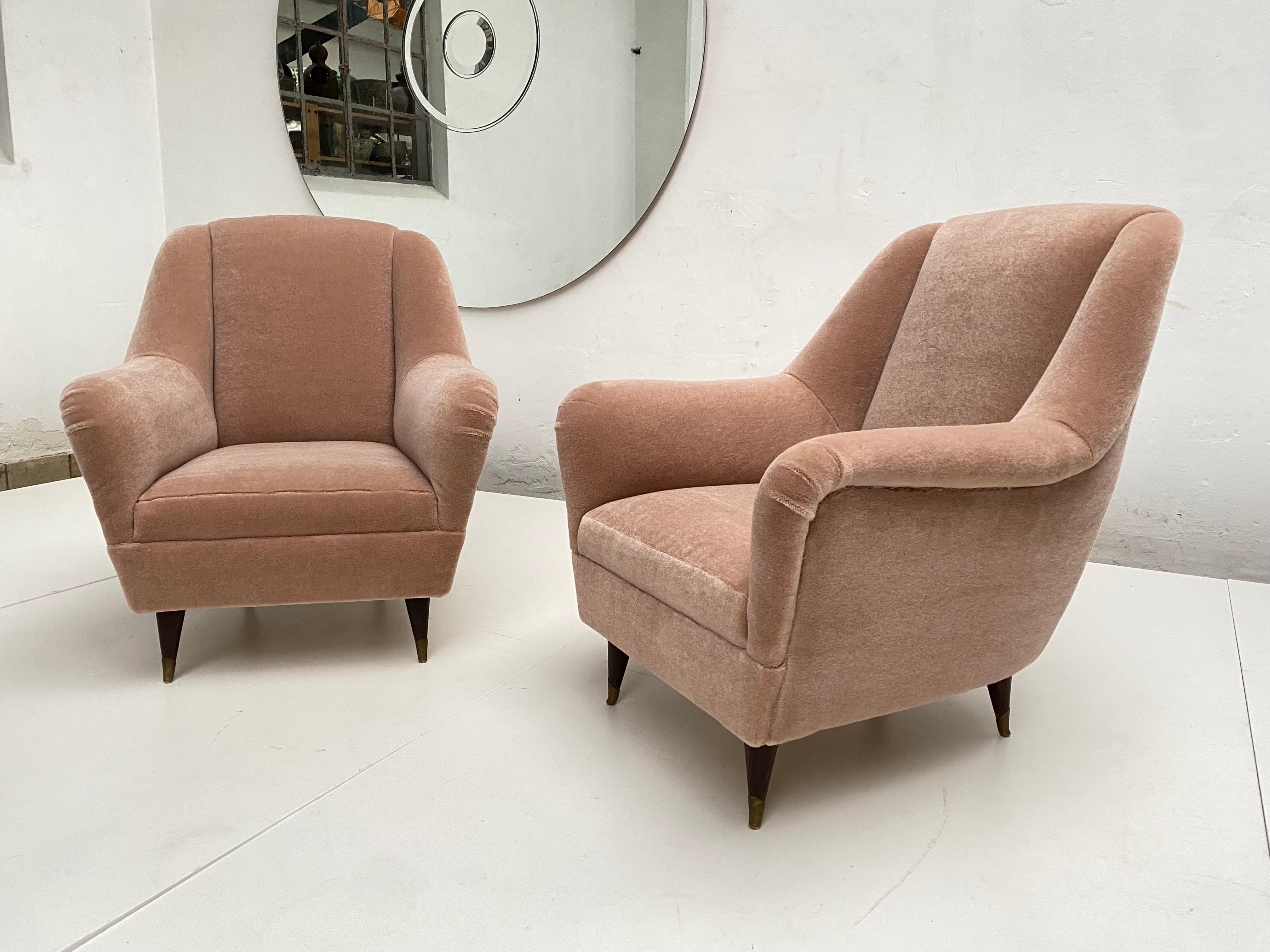 Mid-Century Modern Paire de chaises longues Ponti nouvellement tapissées 100 % mohair velours « Teddy » en vente