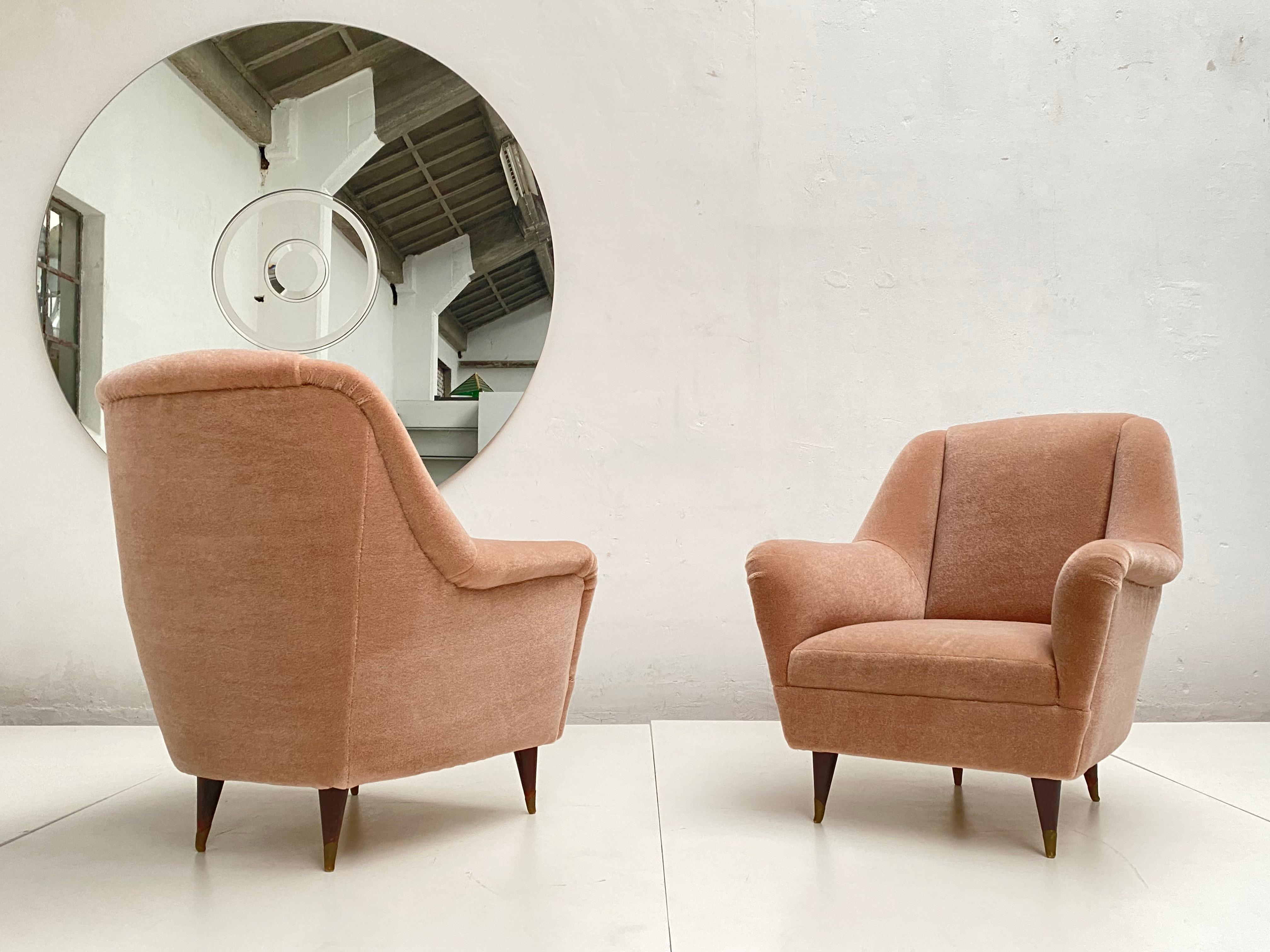 Milieu du XXe siècle Paire de chaises longues Ponti nouvellement tapissées 100 % mohair velours « Teddy » en vente
