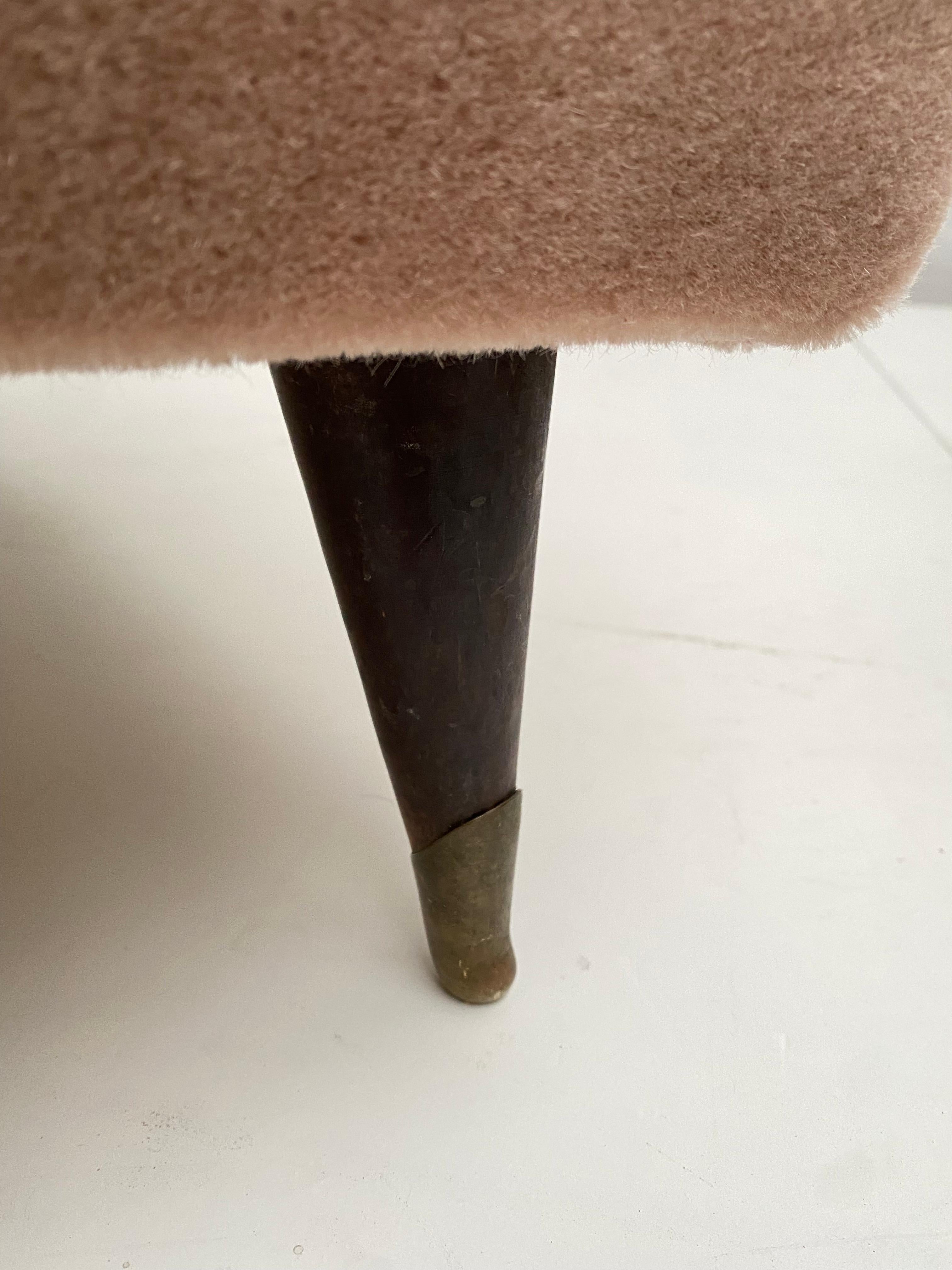 Laiton Paire de chaises longues Ponti nouvellement tapissées 100 % mohair velours « Teddy » en vente