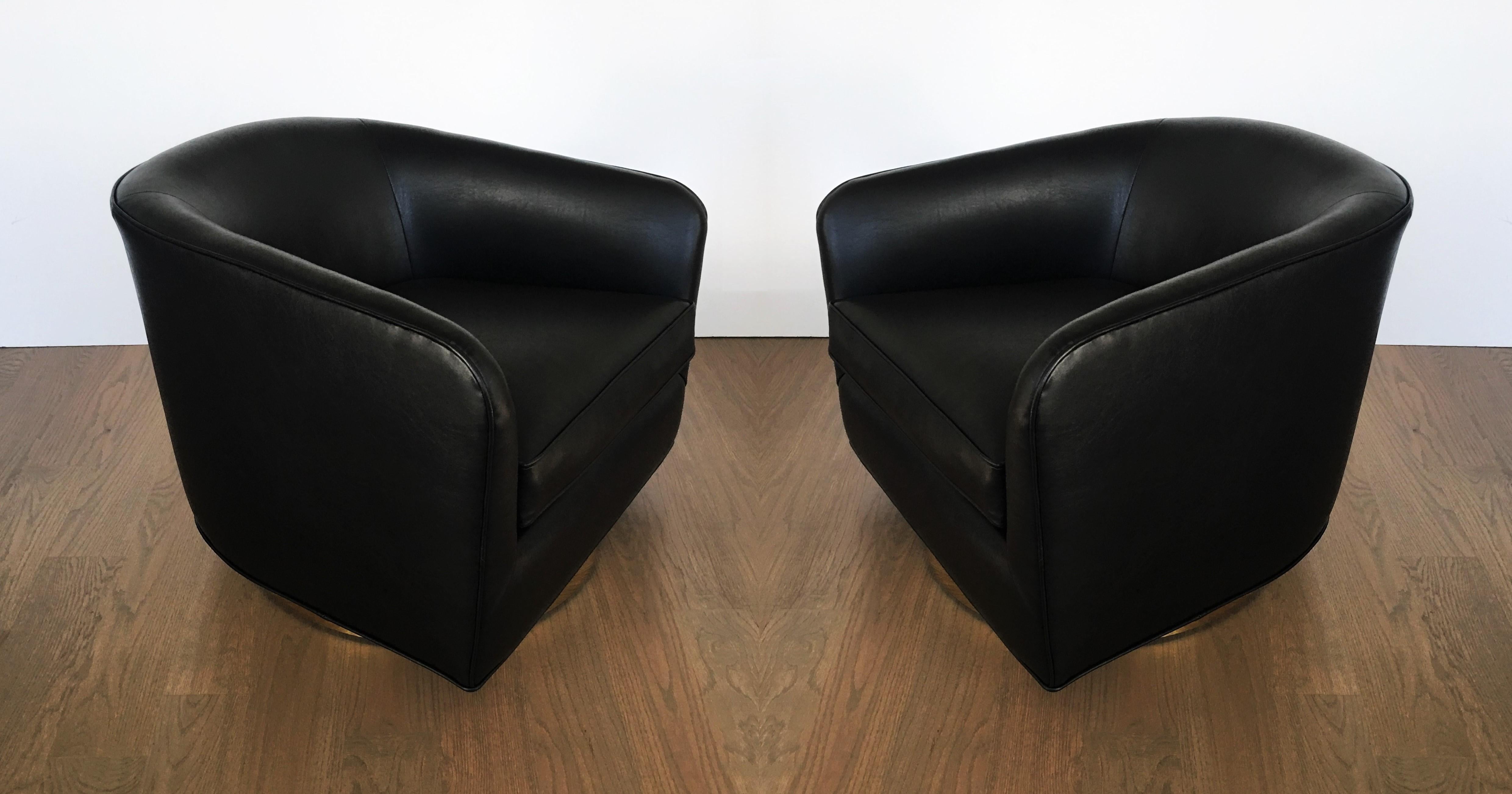 Pair of Newly Upholstered Black Milo Baughman Swivel Chairs with Brass Plinths In Good Condition In Dallas, TX