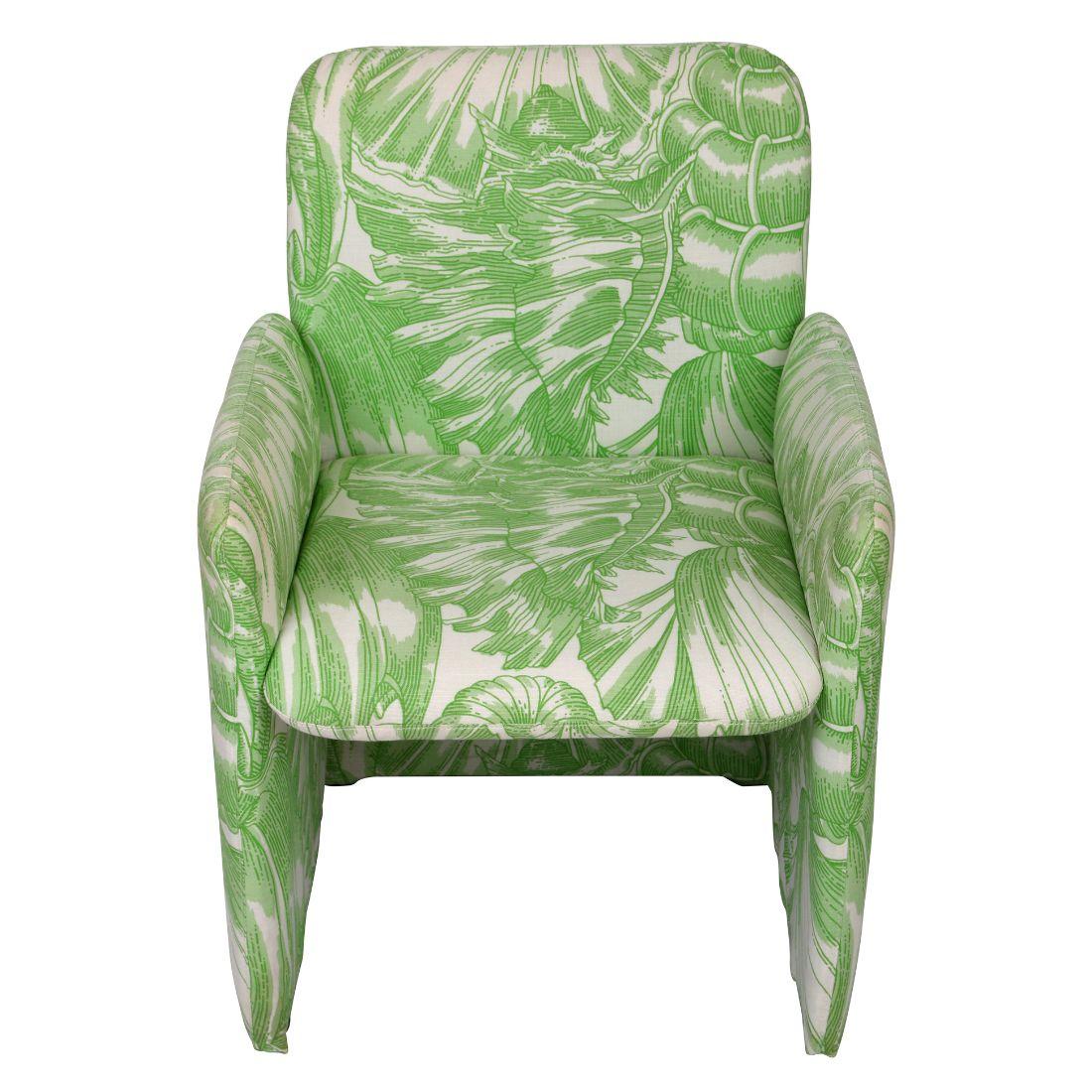 Si tratta di una coppia di sedie appena imbottite con un vivace tessuto di Meg Braff Design/One nella fantasia Nassau Pistachio. Il tessuto presenta un audace motivo di foglie tropicali nei toni del verde e del bianco, creando un'estetica vivace e