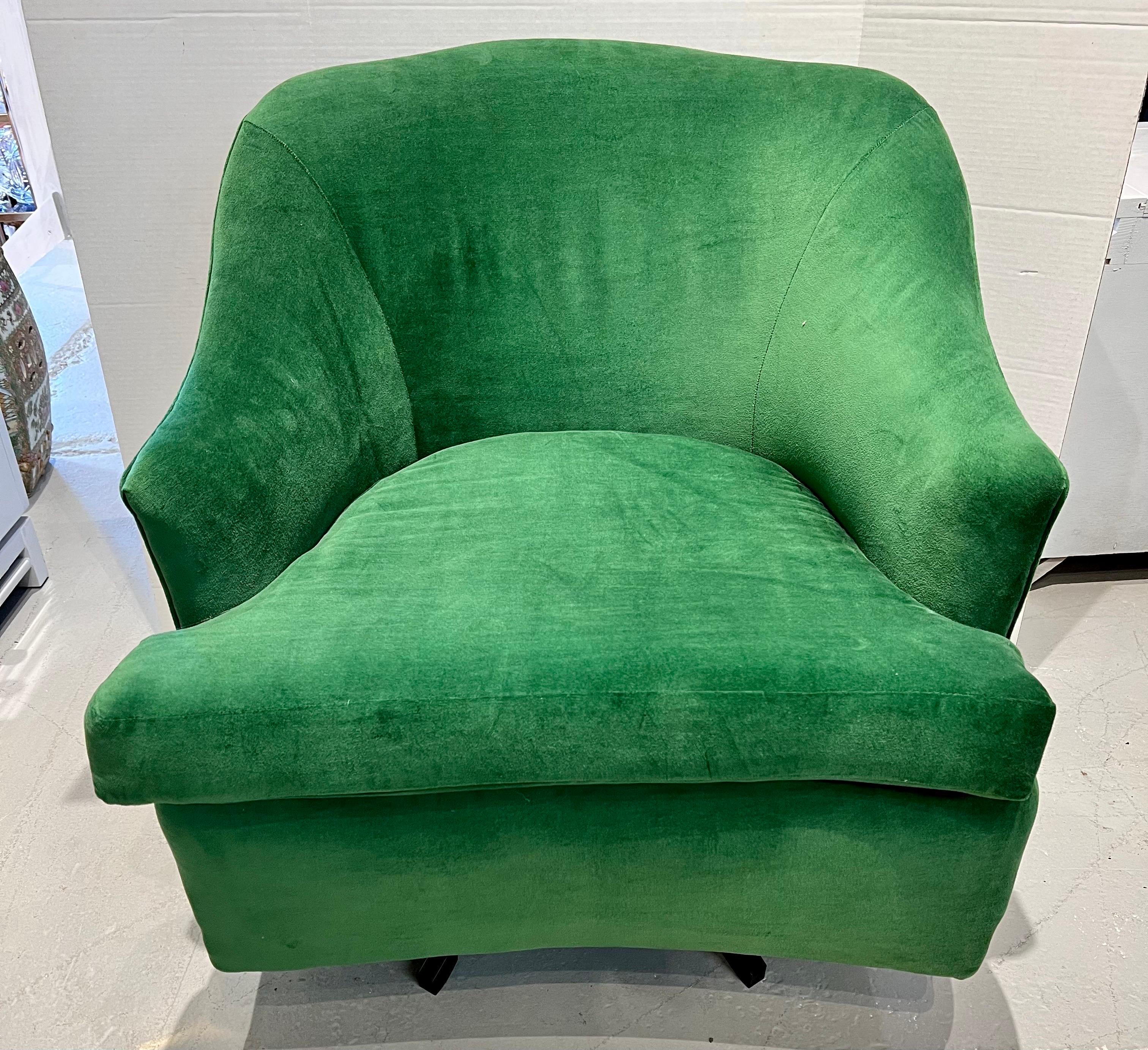 Ces fauteuils club pivotants à dossier en forme de tonneau datant du milieu du siècle dernier ont récemment été retapissés dans un tissu en velours Donghia vert émeraude et sont très confortables.