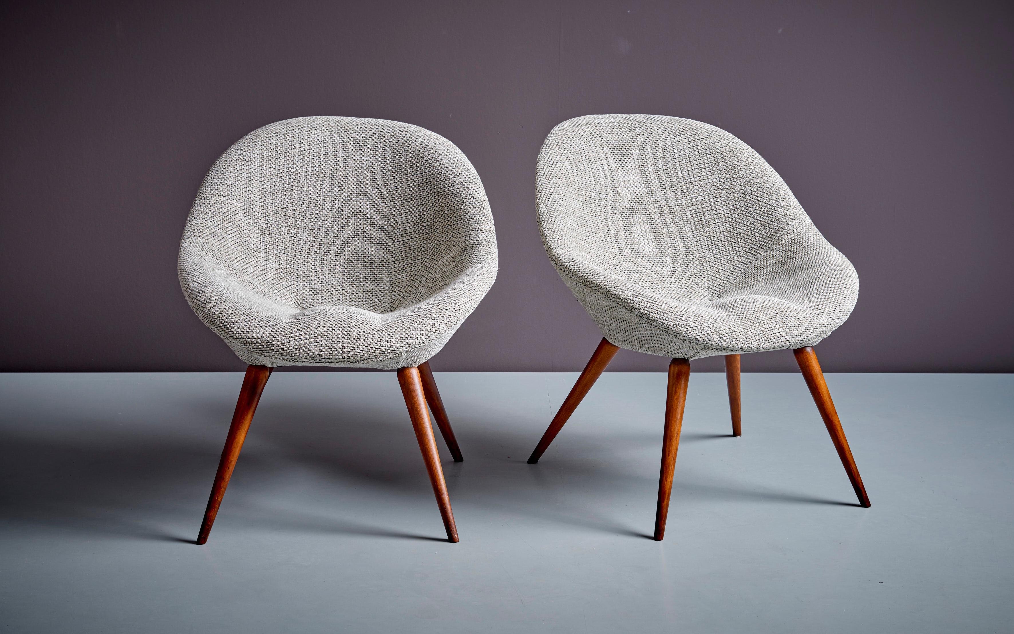 Paire de fauteuils de salon Fritz Neth nouvellement tapissés en gris en vente 5