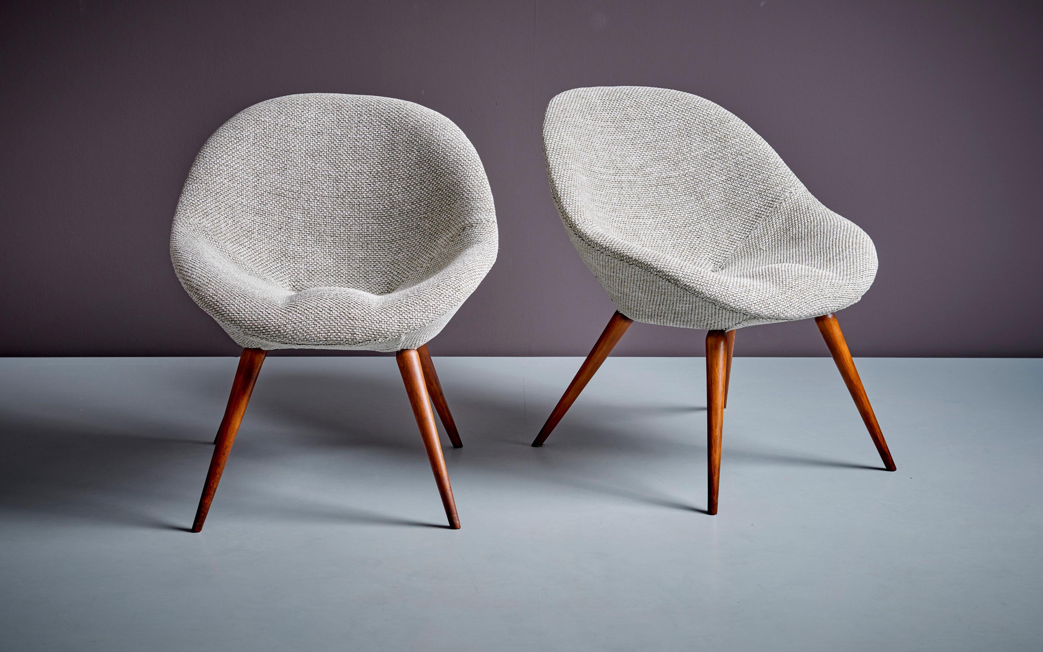 Mid-Century Modern Paire de fauteuils de salon Fritz Neth nouvellement tapissés en gris en vente