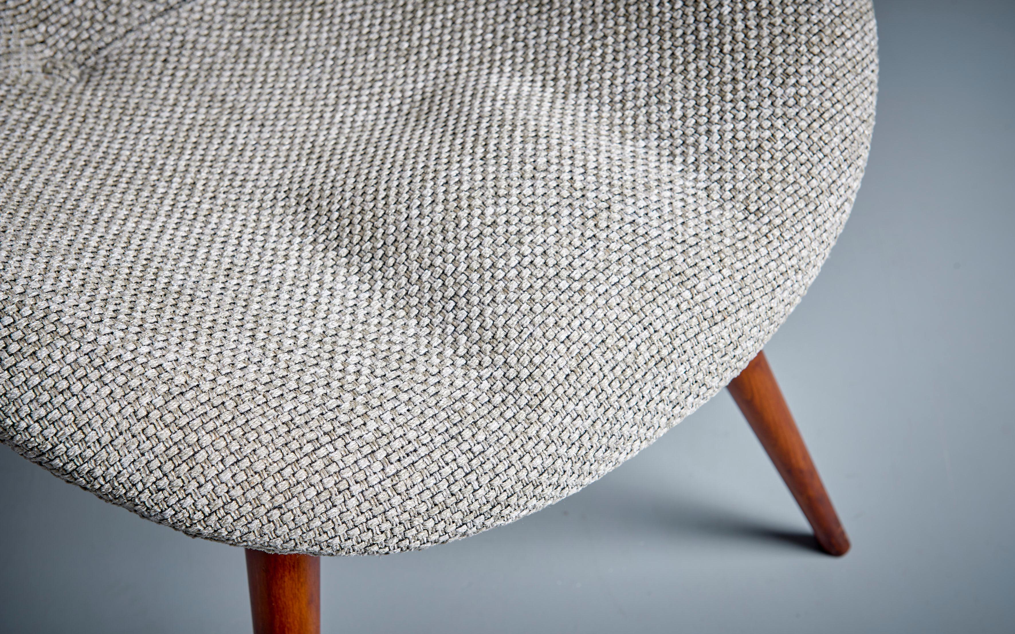 Milieu du XXe siècle Paire de fauteuils de salon Fritz Neth nouvellement tapissés en gris en vente