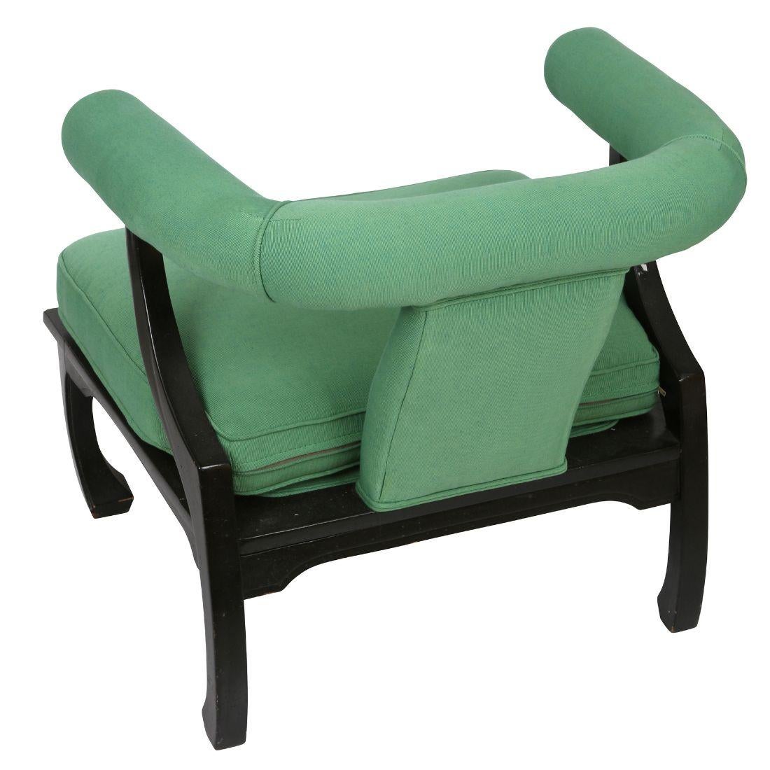 Cette paire de chaises en fer à cheval de style James Mont, récemment tapissées, allie un design moderne du milieu du siècle à des éléments audacieux et luxueux caractéristiques du style emblématique de James Mont. Les chaises sont dotées d'un
