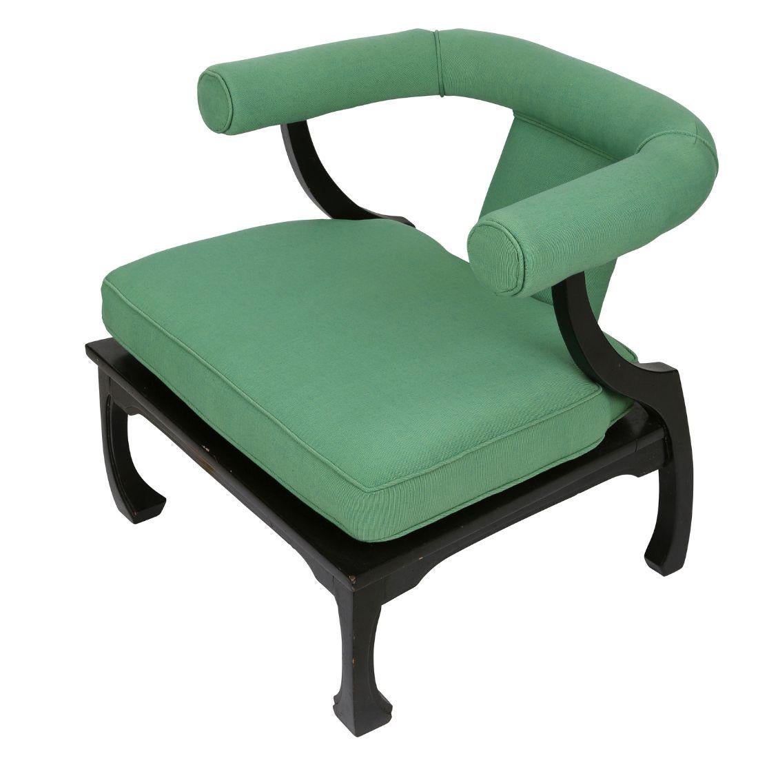 Inconnu Paire de chaises en fer à cheval de style James Mont récemment tapissées en vente