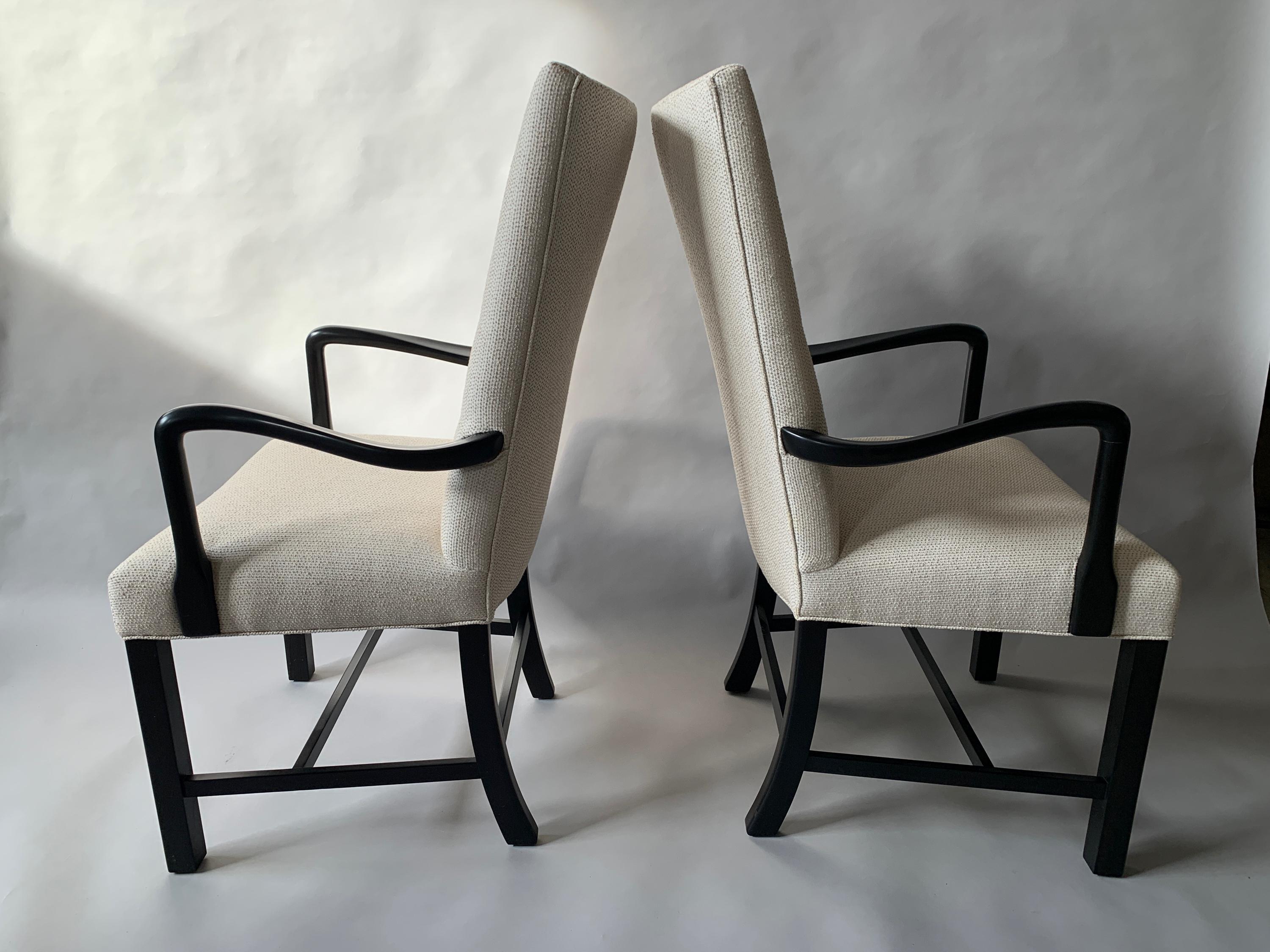 Ein Paar neu gepolsterte dänische ebonisierte Sessel aus der Mitte des Jahrhunderts (Moderne der Mitte des Jahrhunderts) im Angebot