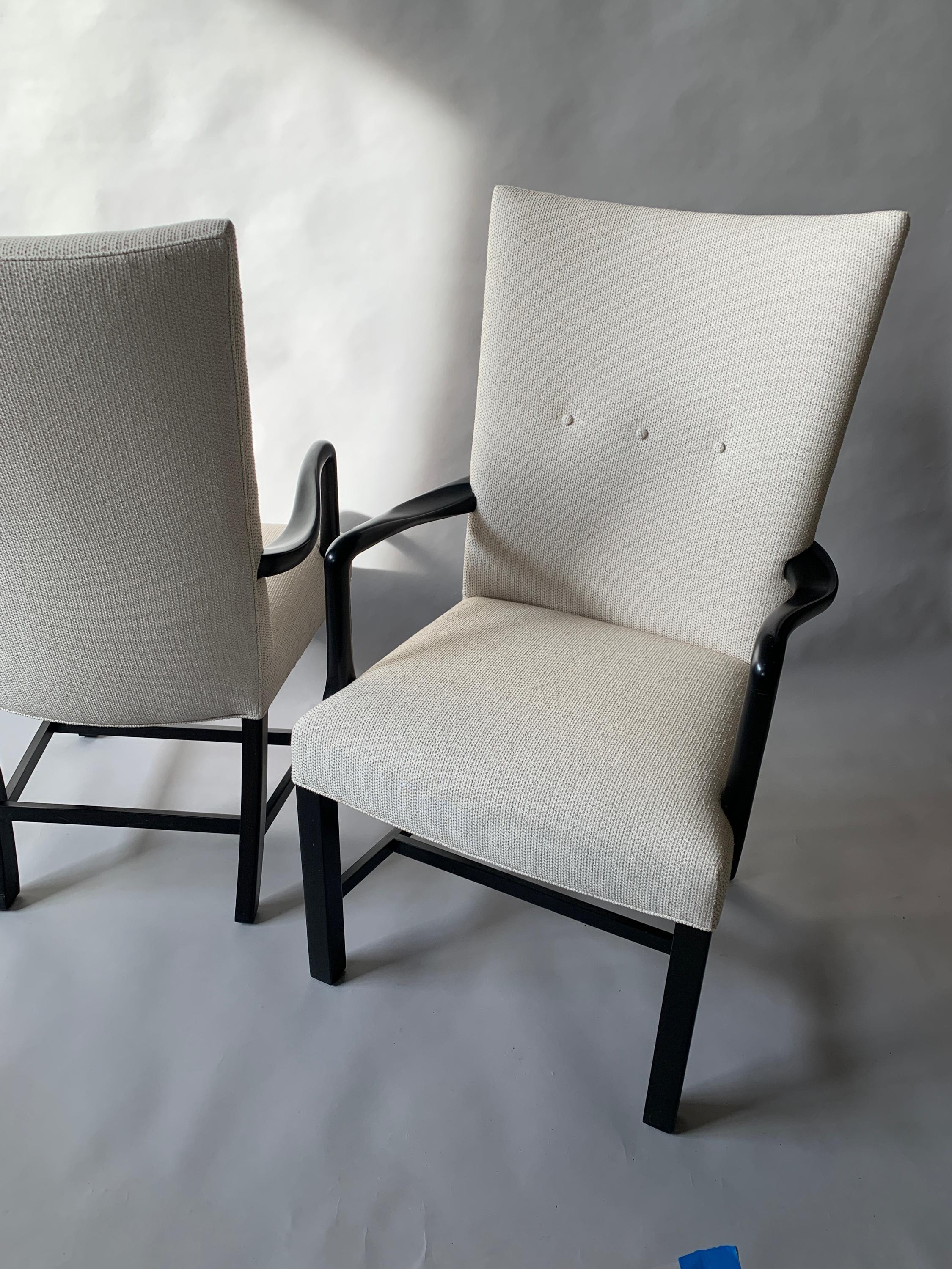 Ein Paar neu gepolsterte dänische ebonisierte Sessel aus der Mitte des Jahrhunderts (Mitte des 20. Jahrhunderts) im Angebot