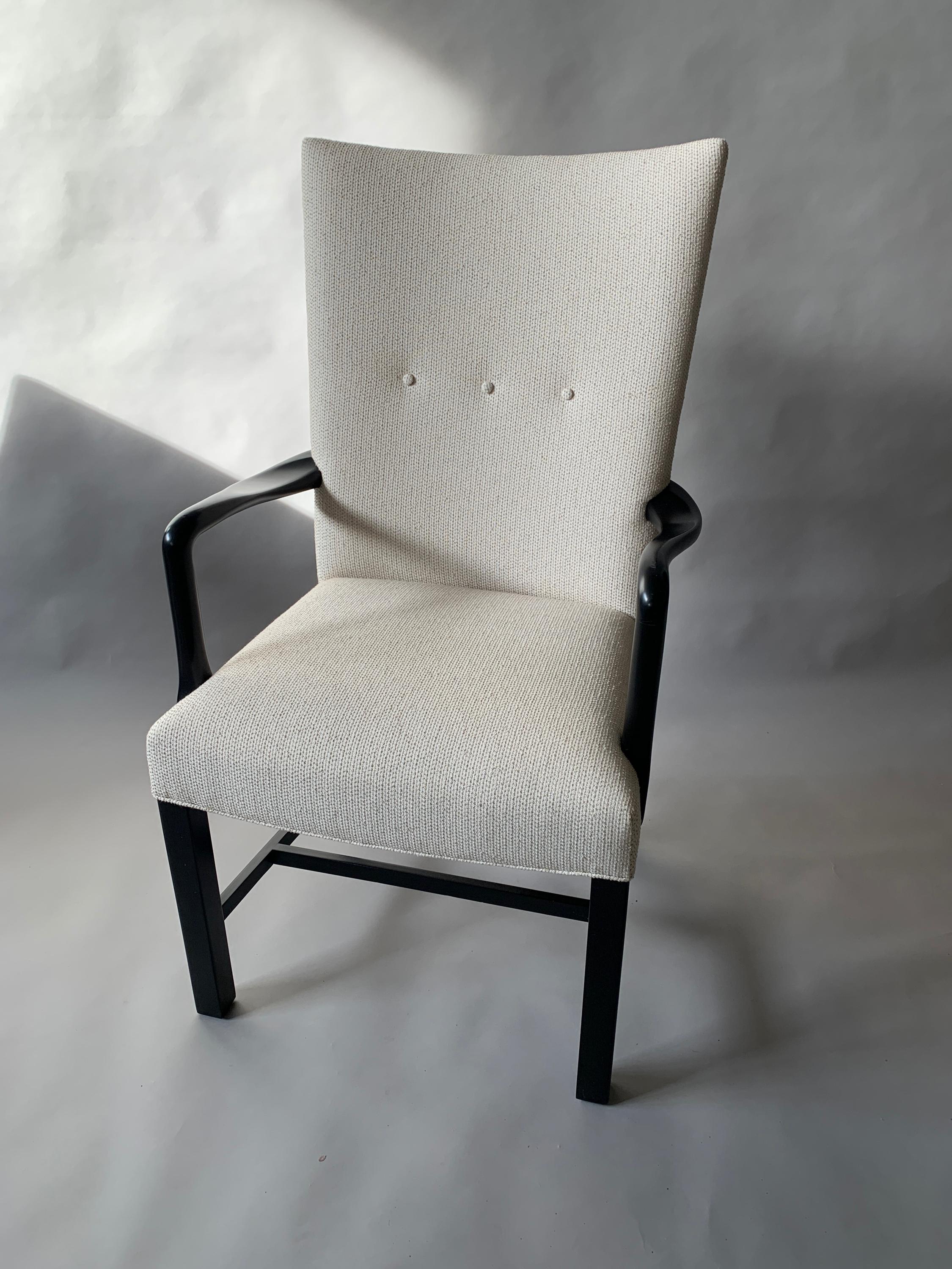 Ein Paar neu gepolsterte dänische ebonisierte Sessel aus der Mitte des Jahrhunderts (Holz) im Angebot