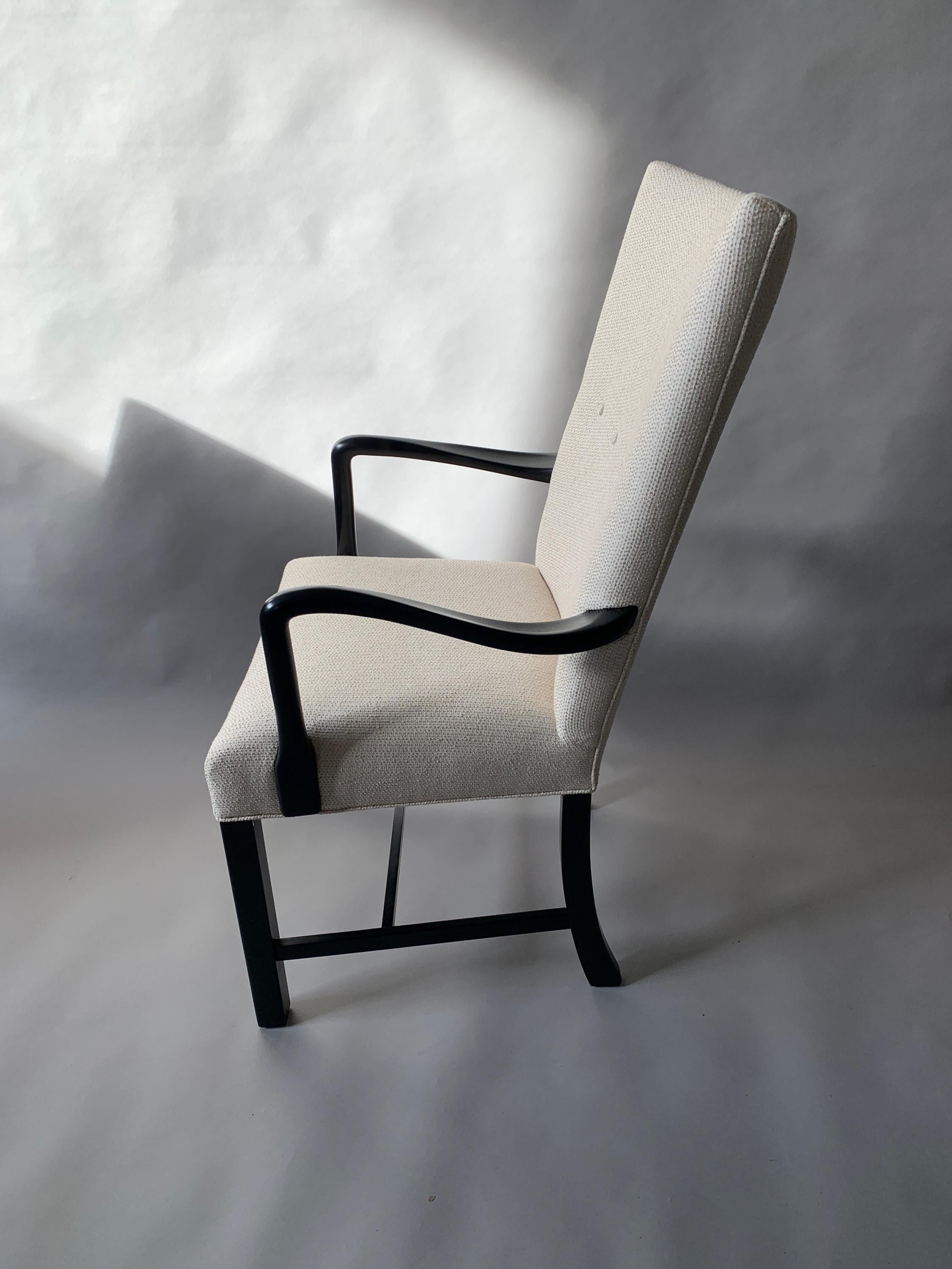 Ein Paar neu gepolsterte dänische ebonisierte Sessel aus der Mitte des Jahrhunderts im Angebot 1