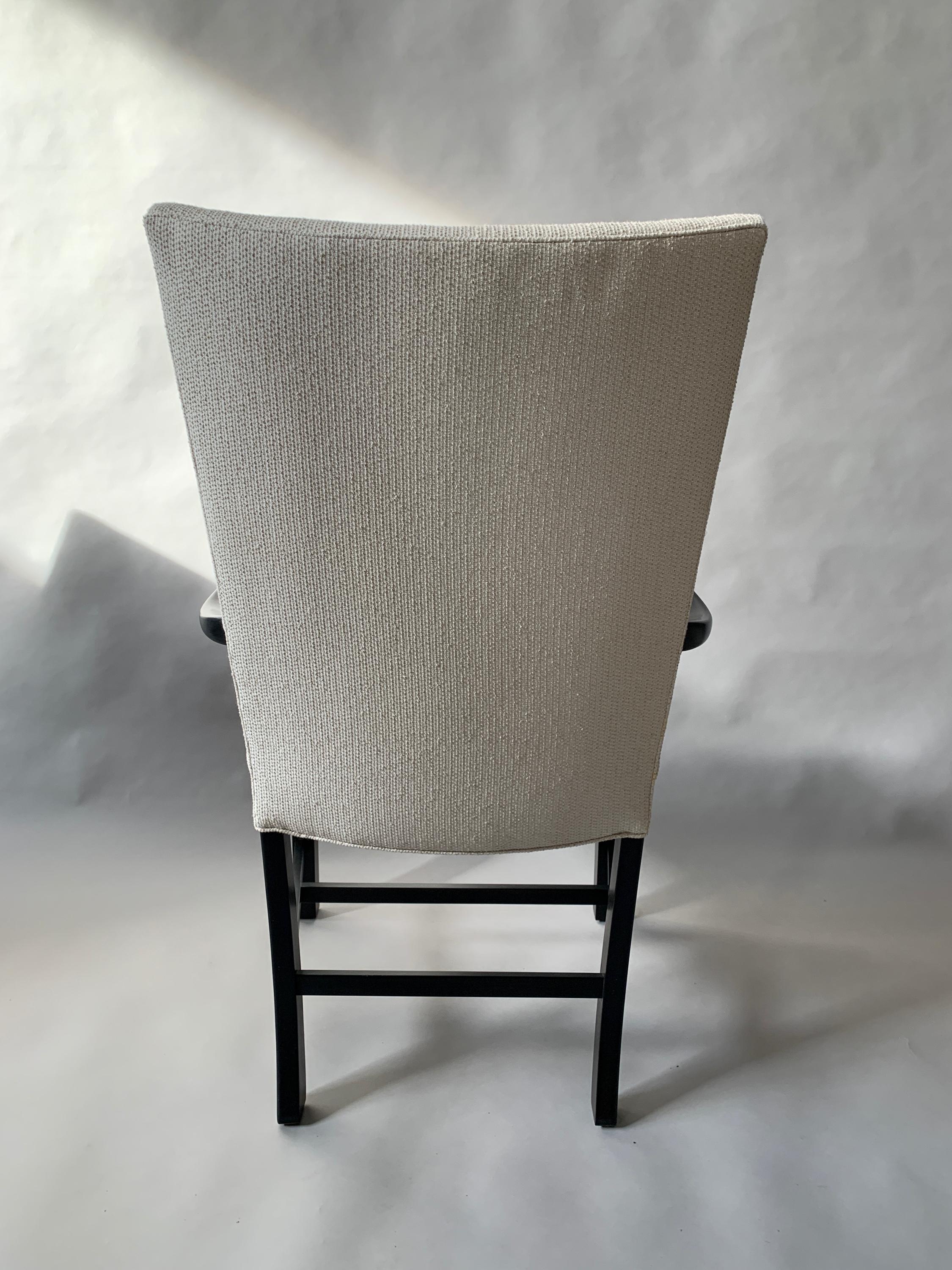 Ein Paar neu gepolsterte dänische ebonisierte Sessel aus der Mitte des Jahrhunderts im Angebot 2